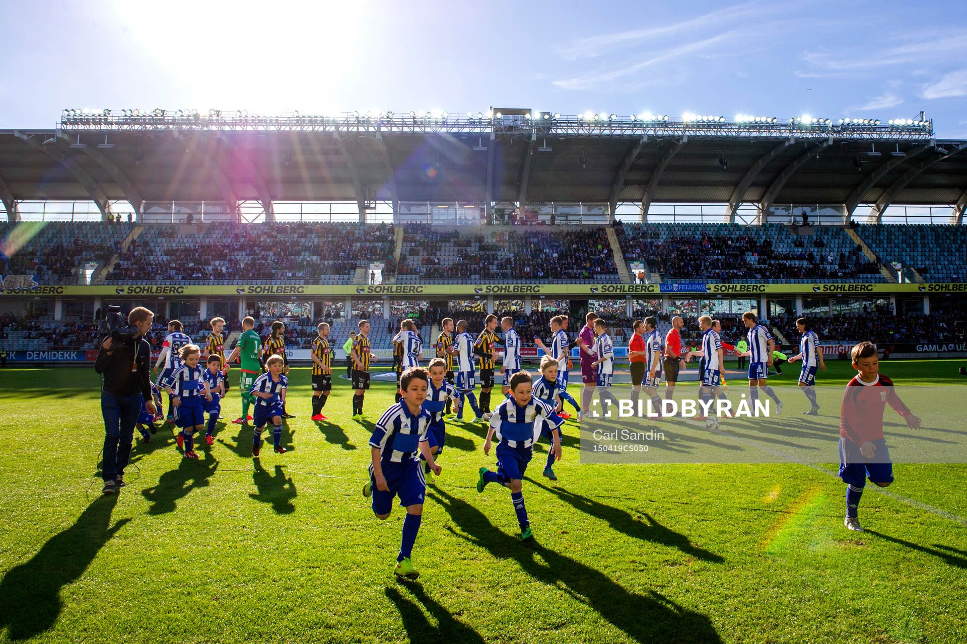 Knattarna springer av planen innan en fotbollsmatch i Allsvenskan mellan Häcken och IFK Göteborg den 19 april 2015 i Göteborg.