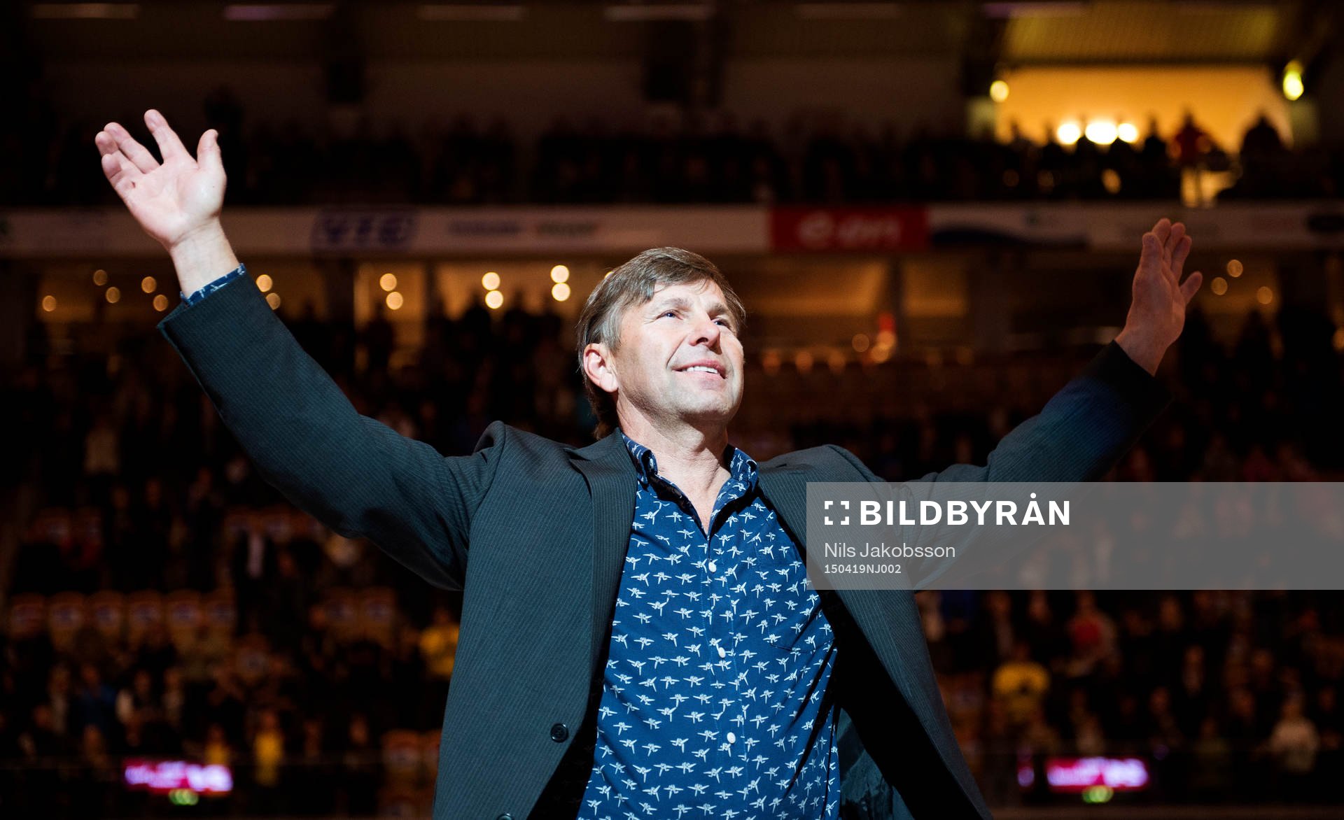 Mats Näslund får sin tröja hissad i EON arena och hyllas