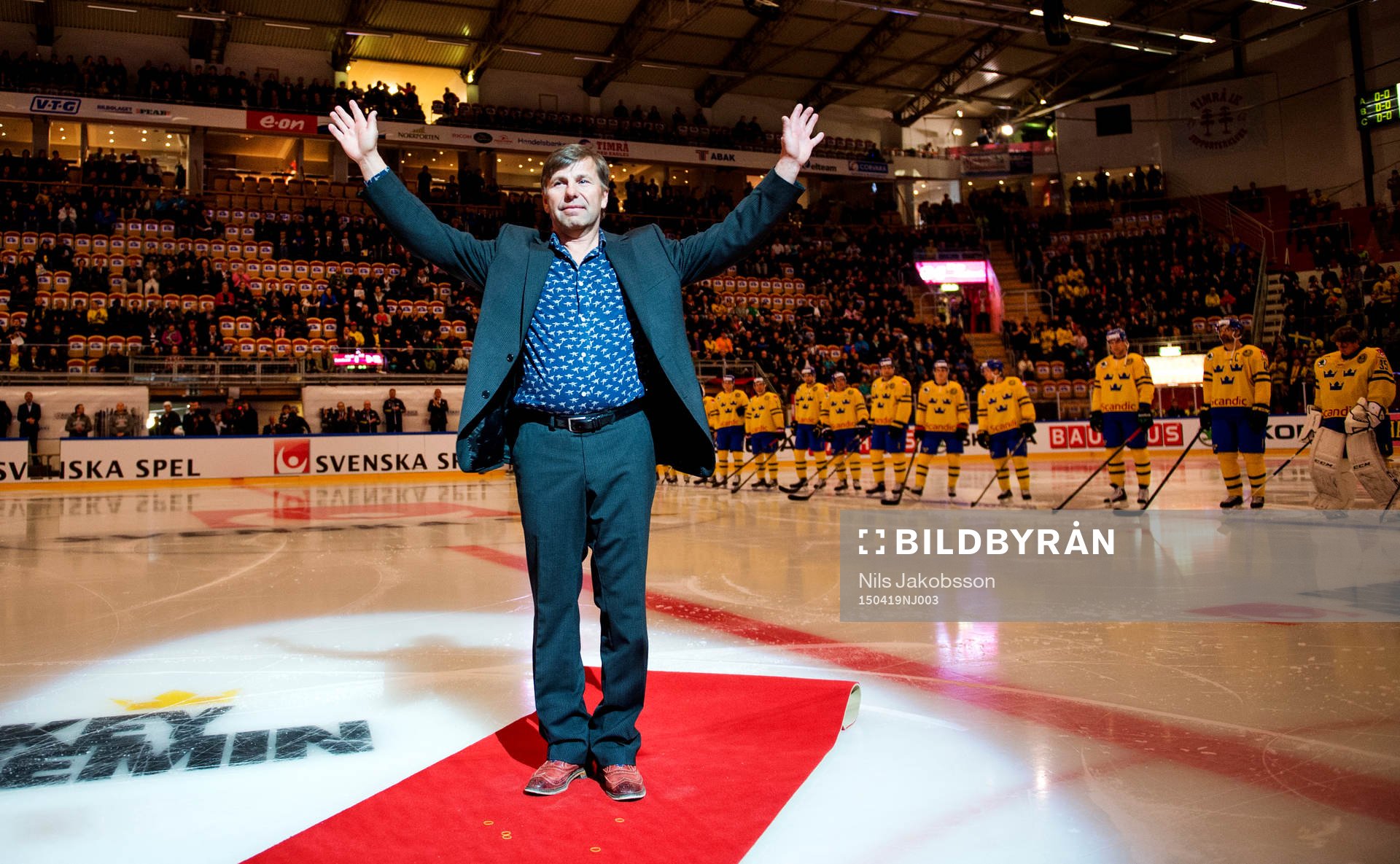 Mats Näslund får sin tröja hissad i EON arena och hyllas