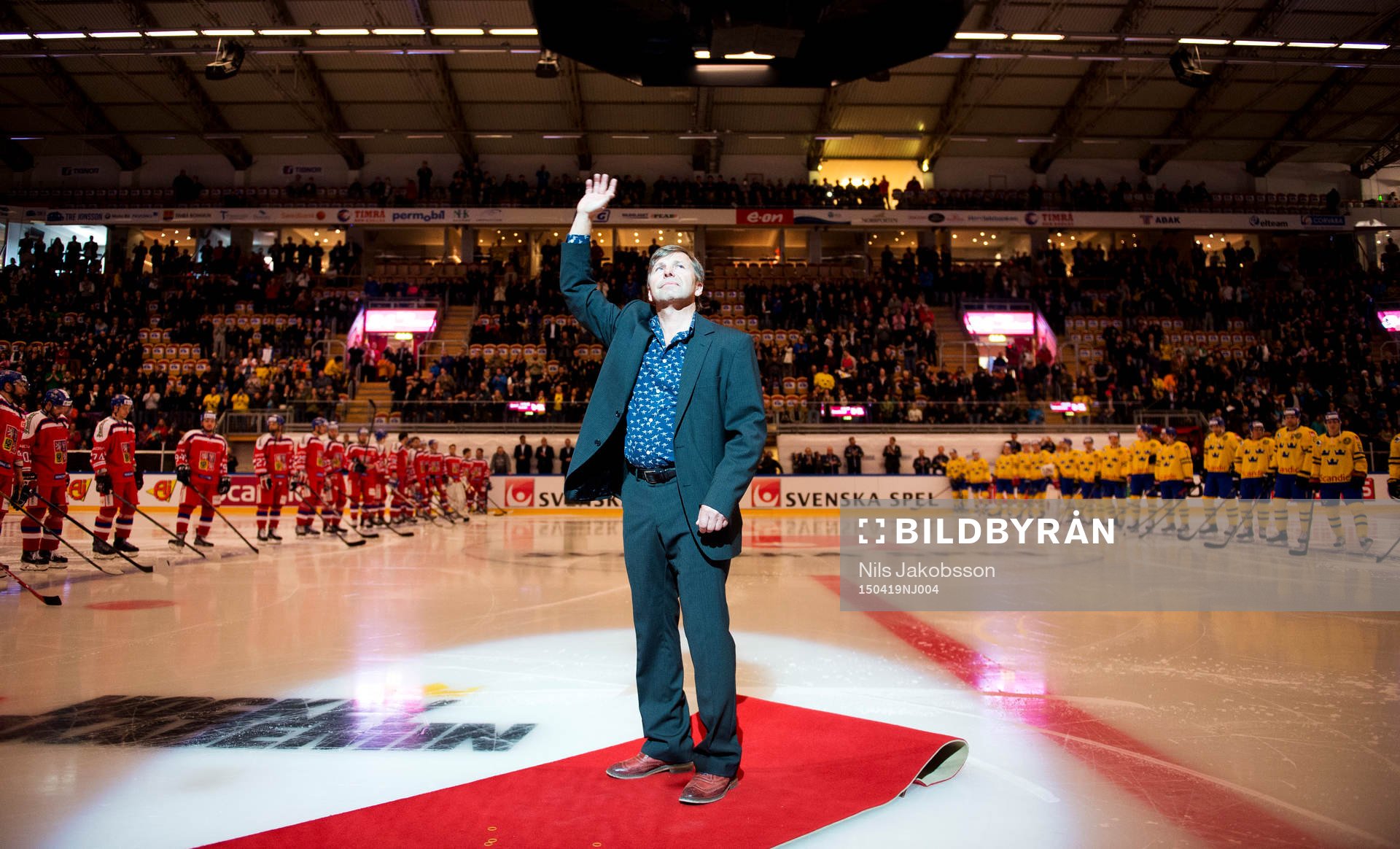 Mats Näslund får sin tröja hissad i EON arena och hyllas