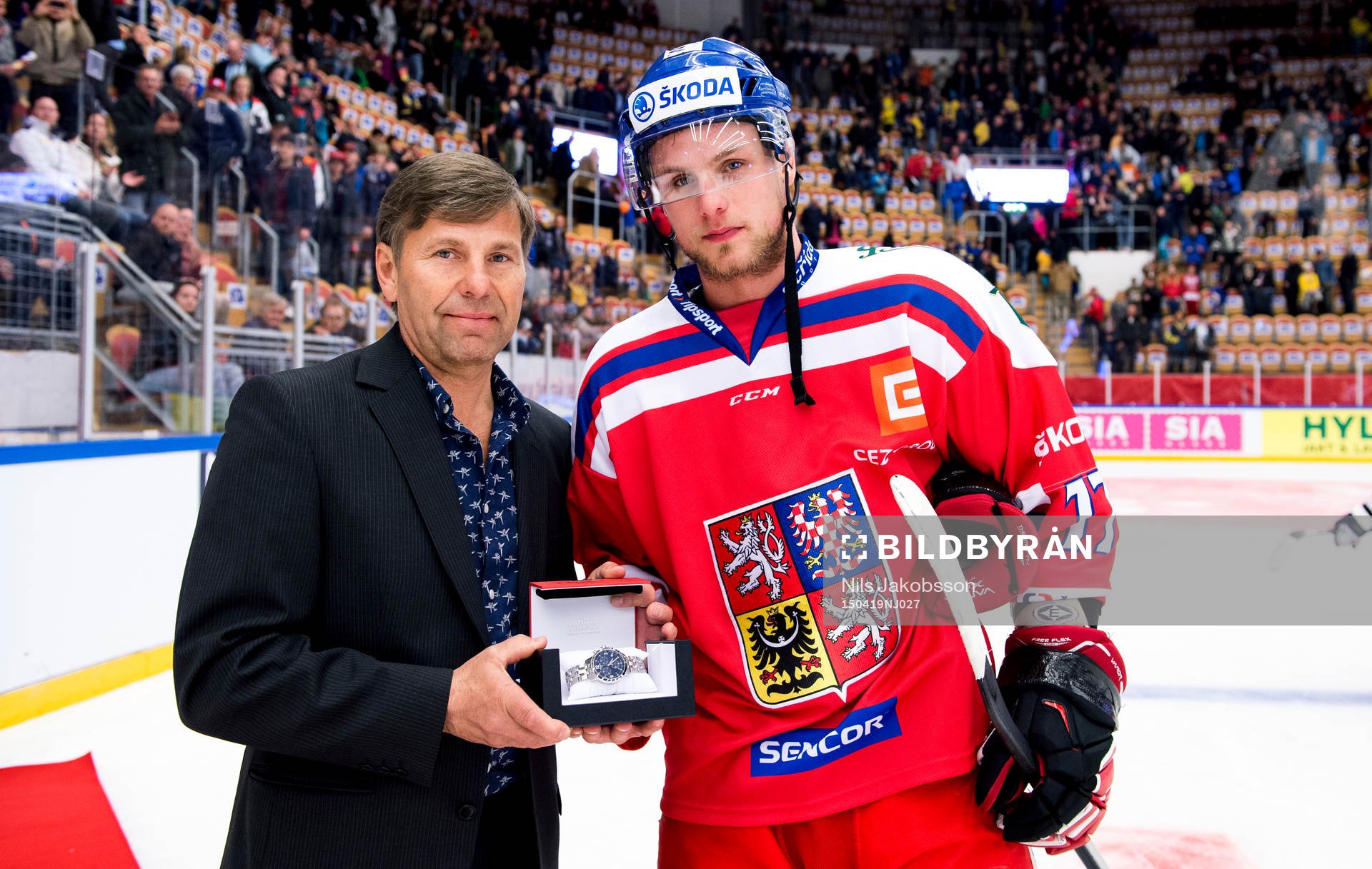 Mats Näslund delar ut pris till matchens liarare som i