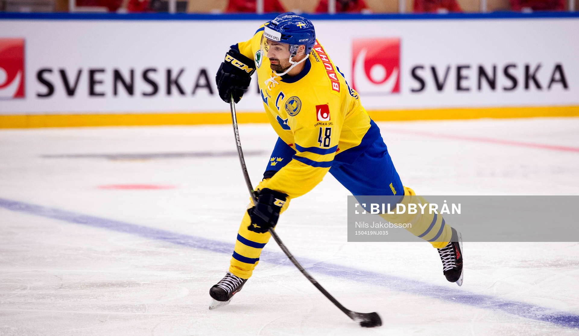 Sveriges Daniel Rahimi skjuter ett skott