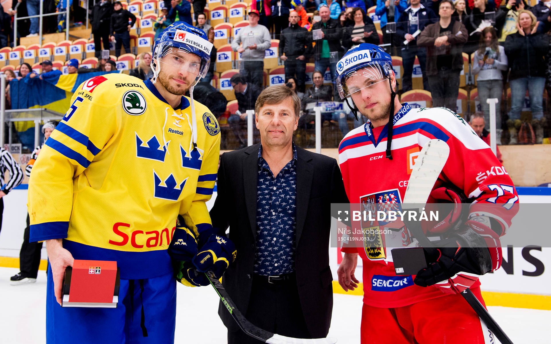 Mats Näslund delar ut pris till matchens lirare som gick