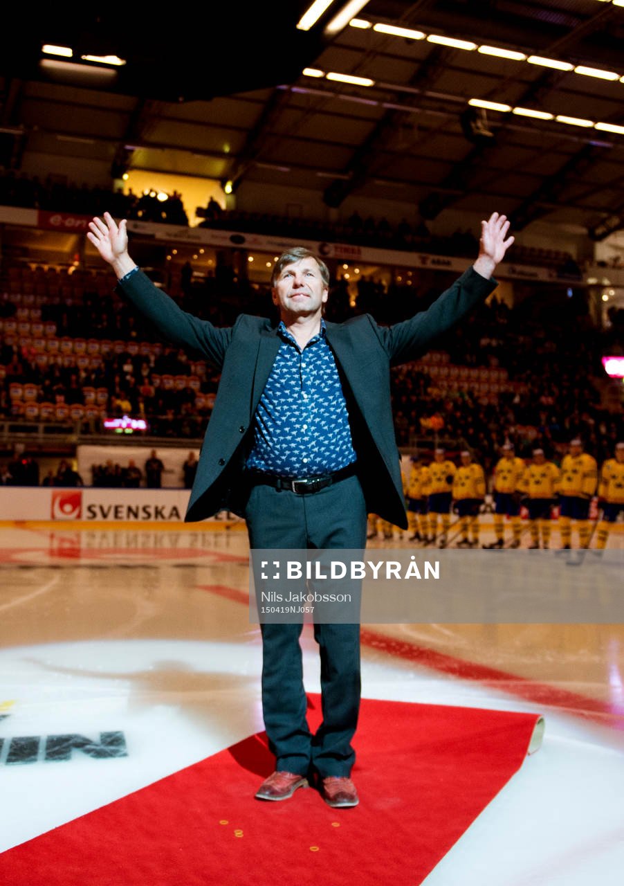 Mats Näslund får sin tröja hissad i EON arena och hyllas