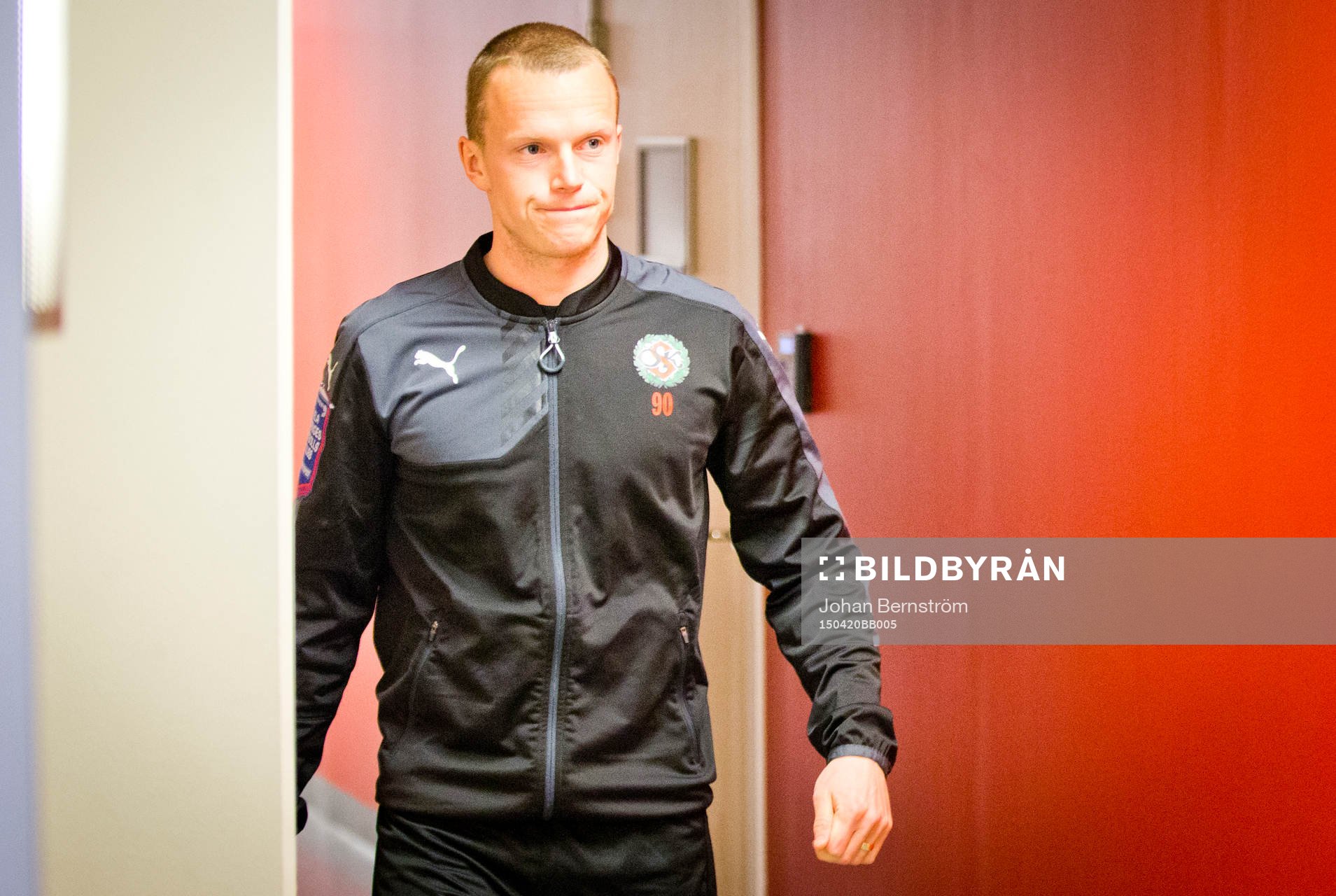 Örebros Daniel Gustavsson på väg ut till uppvärmningen
