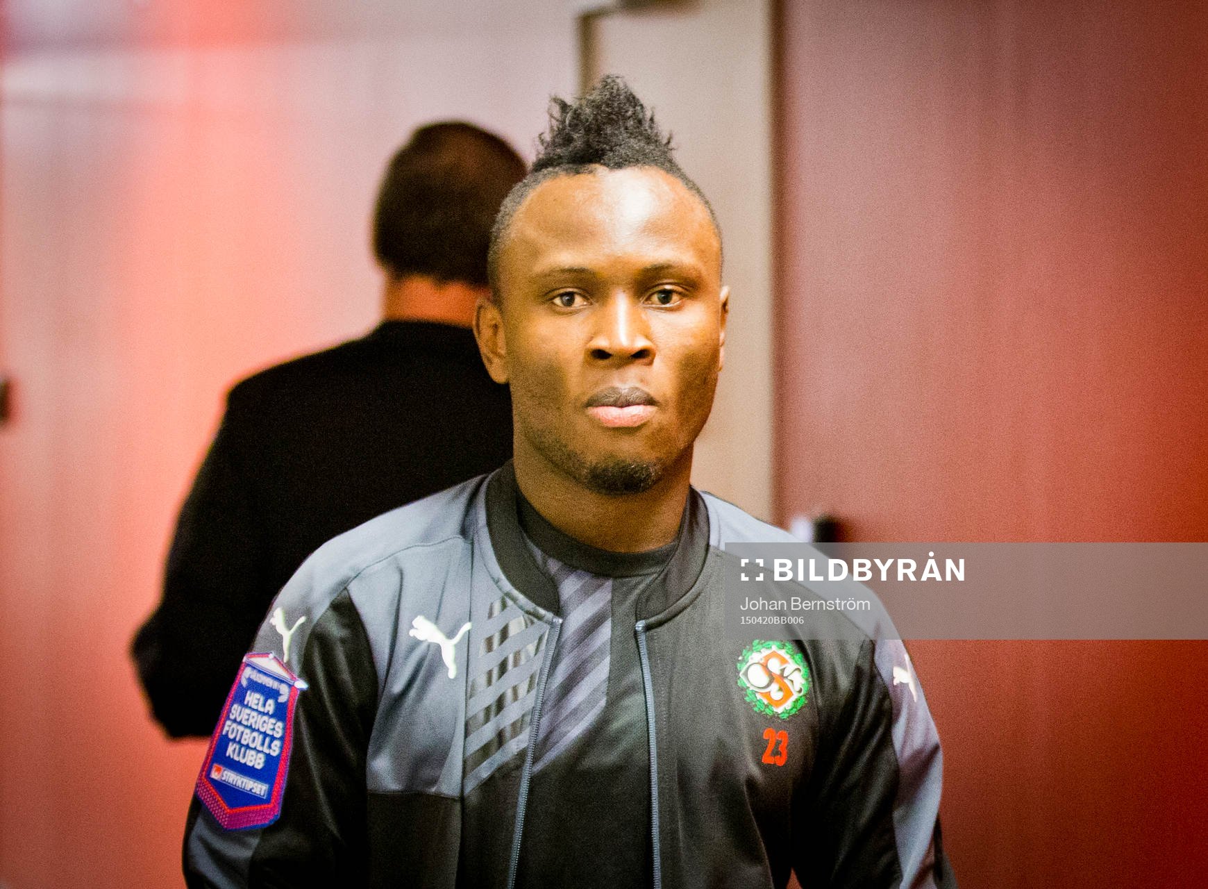 Örebros Samuel Mensiro på väg ut till uppvärmningen