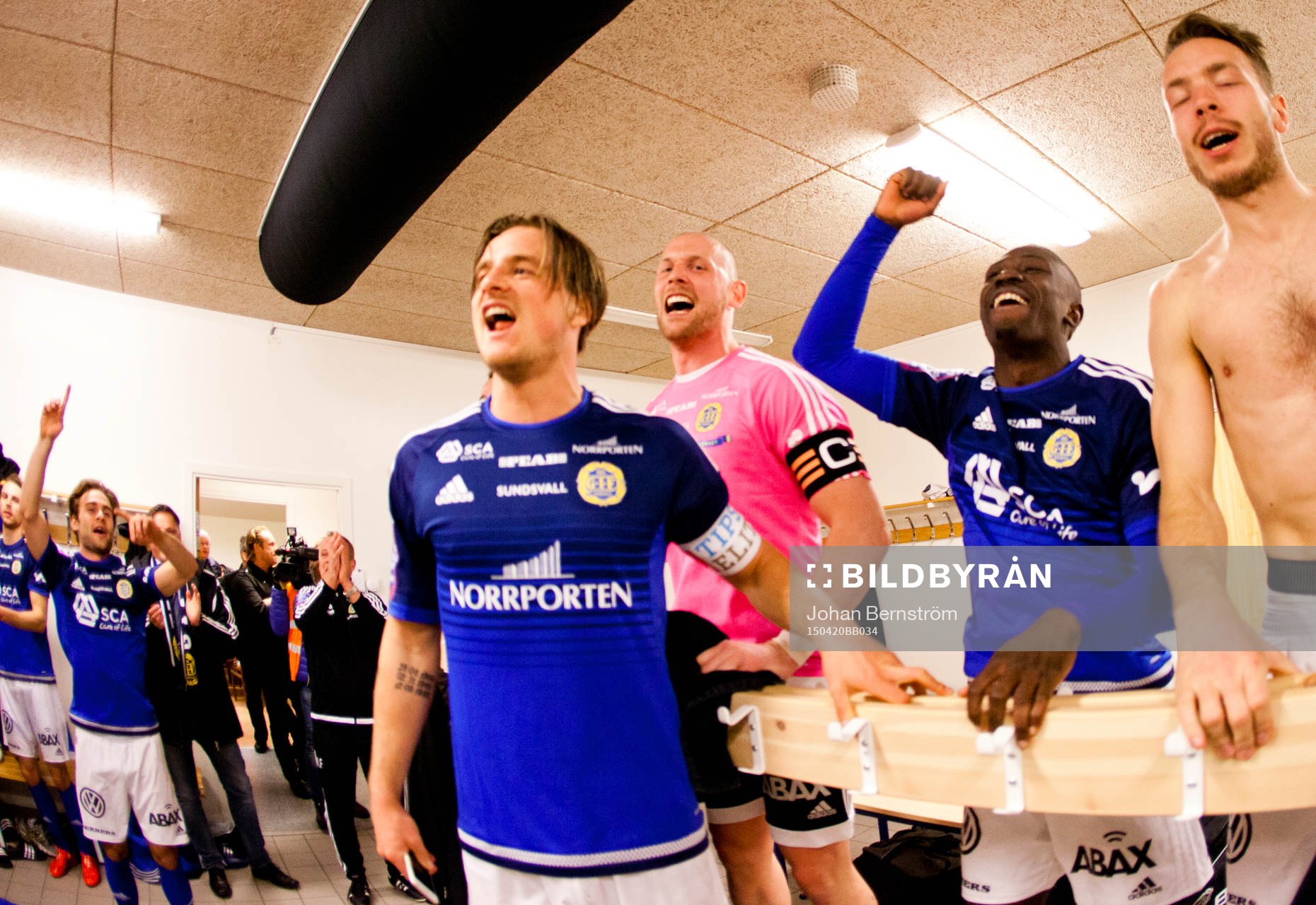 Sundsvalls Eric Larsson, målvakt Tommy Naurin och Pa Amat