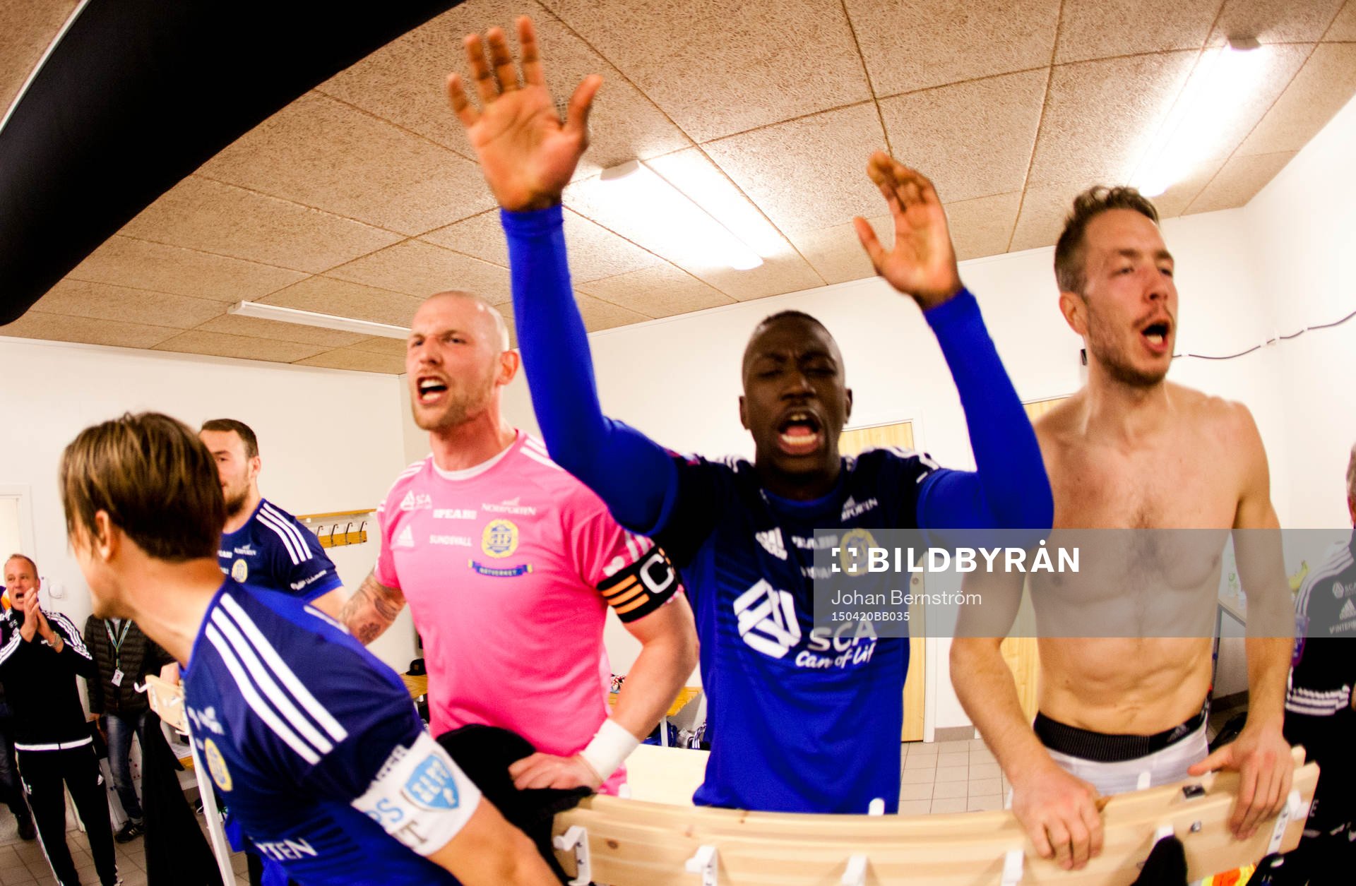 Sundsvalls Eric Larsson, målvakt Tommy Naurin och Pa Amat