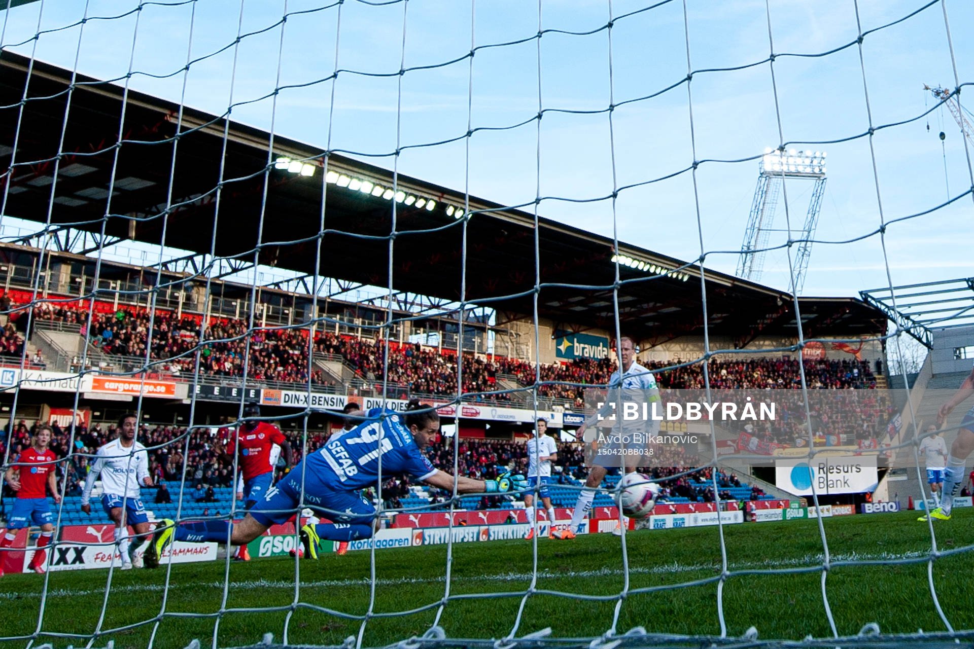 Helsingborgs Lalawélé Atakora skjuter bollen bakom
