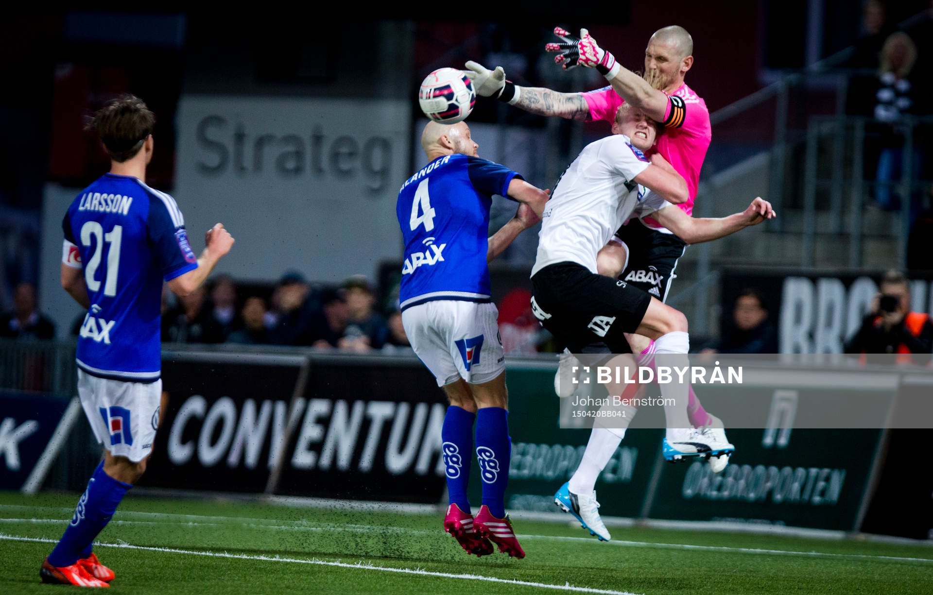 Örebros Karl Holmberg och Sundsvalls målvakt Tommy Naurin under fotbollsmatchen i Allsvenskan mellan Örebro SK och GIF Sundsvall den 20 april 2015 i Örebro.