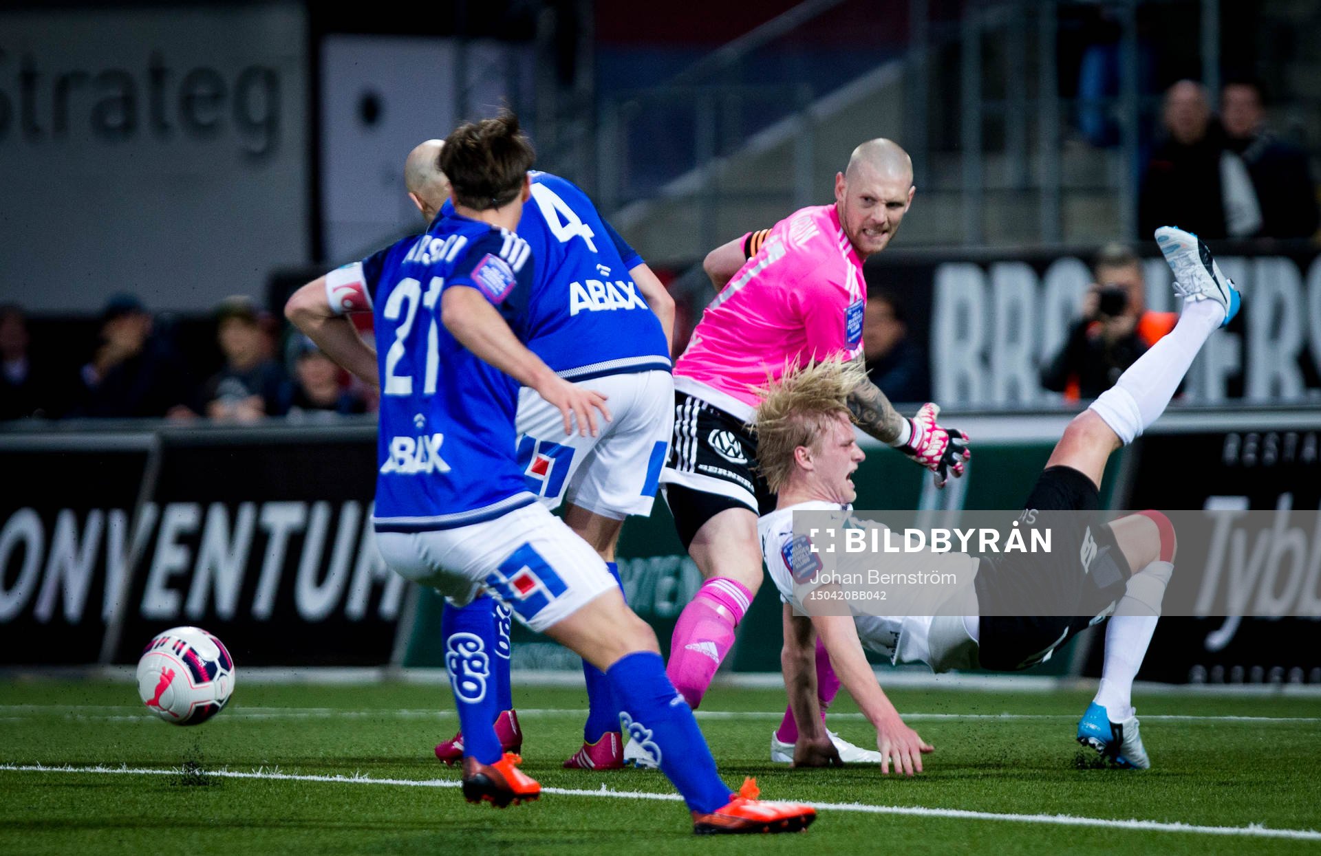 Örebros Karl Holmberg och Sundsvalls målvakt Tommy Naurin