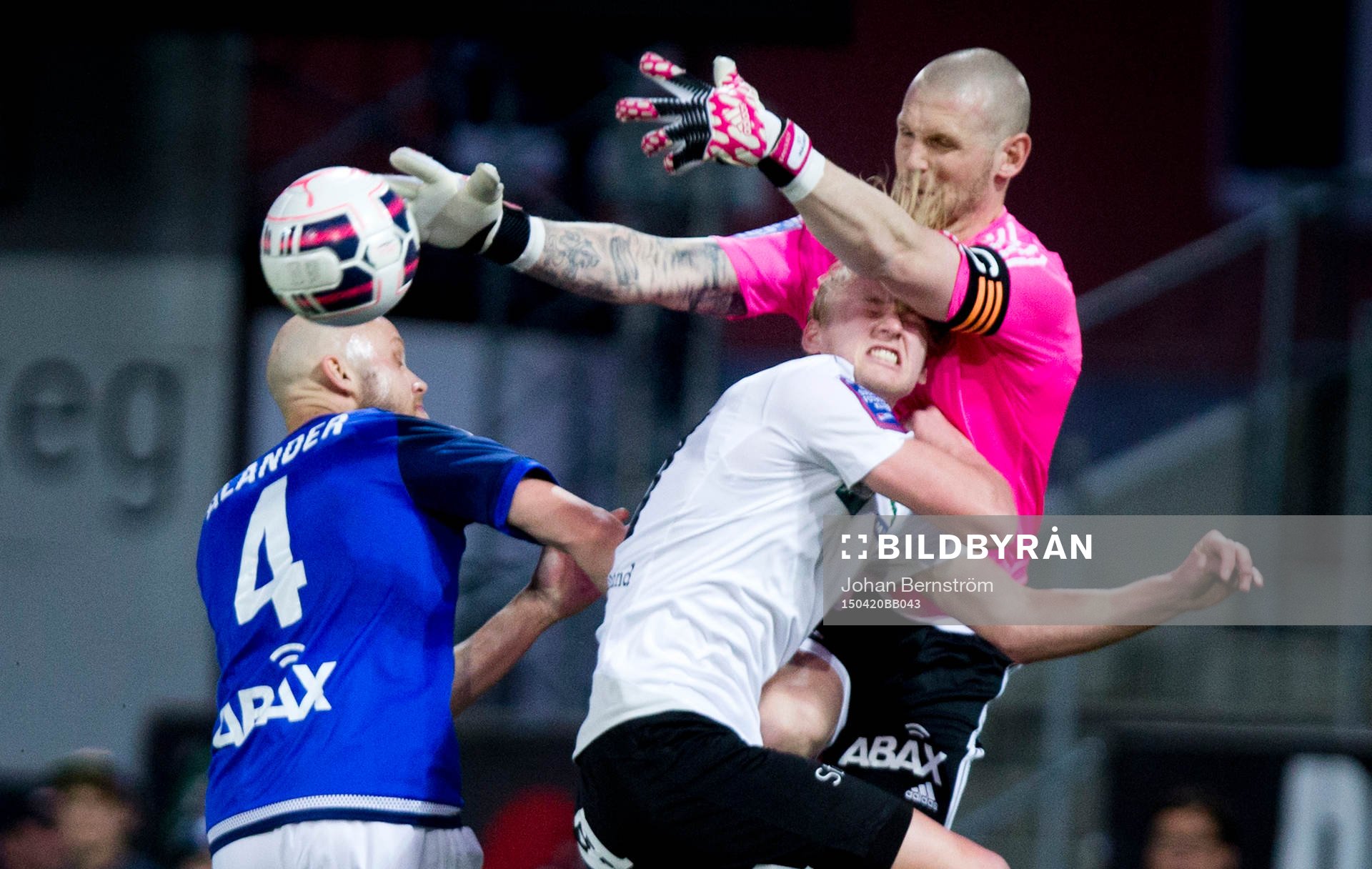 Örebros Karl Holmberg och Sundsvalls målvakt Tommy Naurin