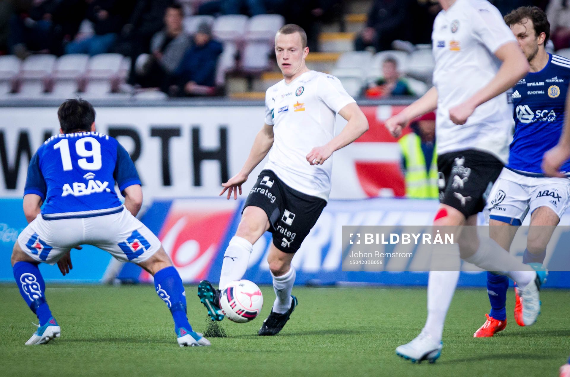 Örebros Daniel Gustavsson och Sundsvalls Adam Chennoufi