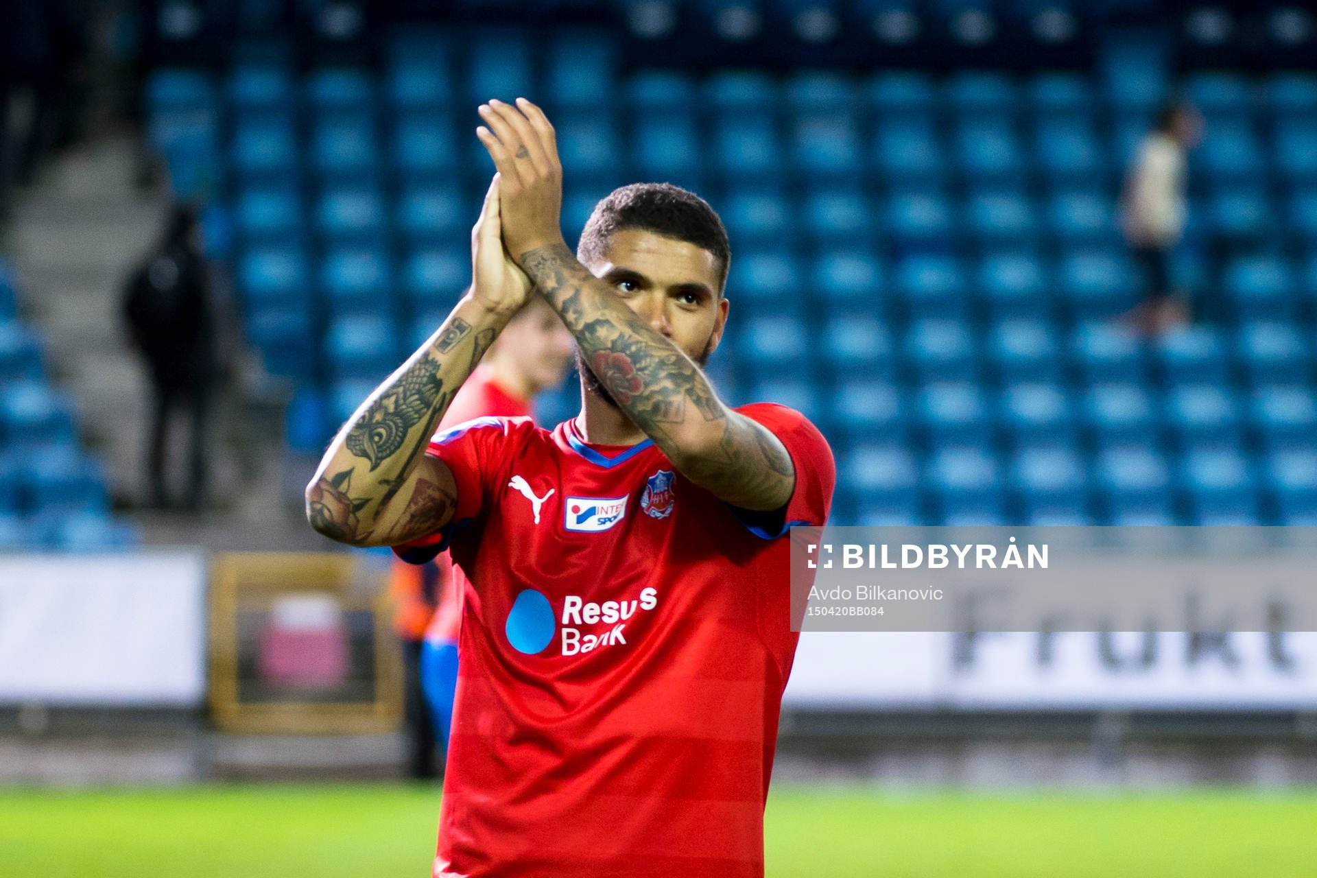 Helsingborgs Victor Palsson tackar publiken