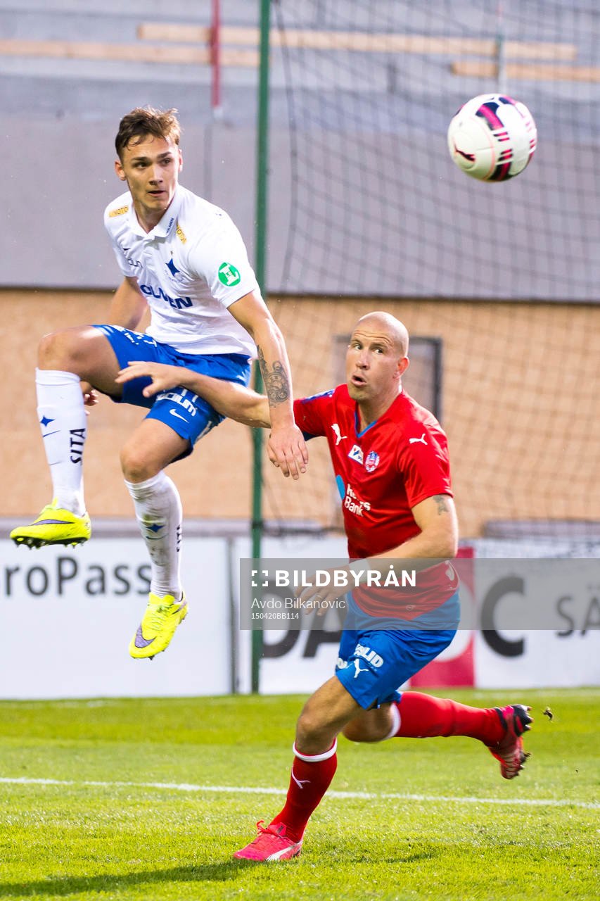Norrköpings Linus Wahlqvist rensar framför Helsingborgs
