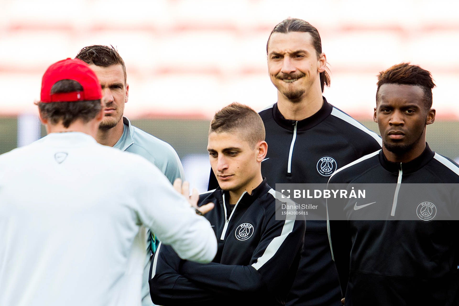 PSGs Zlatan Ibrahimovic mfl lyssnar på tränaren Laurent Blanc under en träning inför fotbollsmatchen i Champions League mellan Barcelona och Paris Saint Germain den 20 april 2015 i Barcelona.