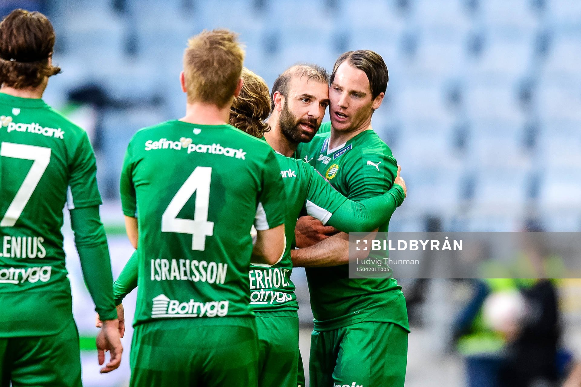 Hammarbys Kennedy Bakircioglu kramas om efter 1-1 målet under fotbollsmatchen i Allsvenskan mellan Malmö FF och Hammarby den 20 april 2015 i Malmö.