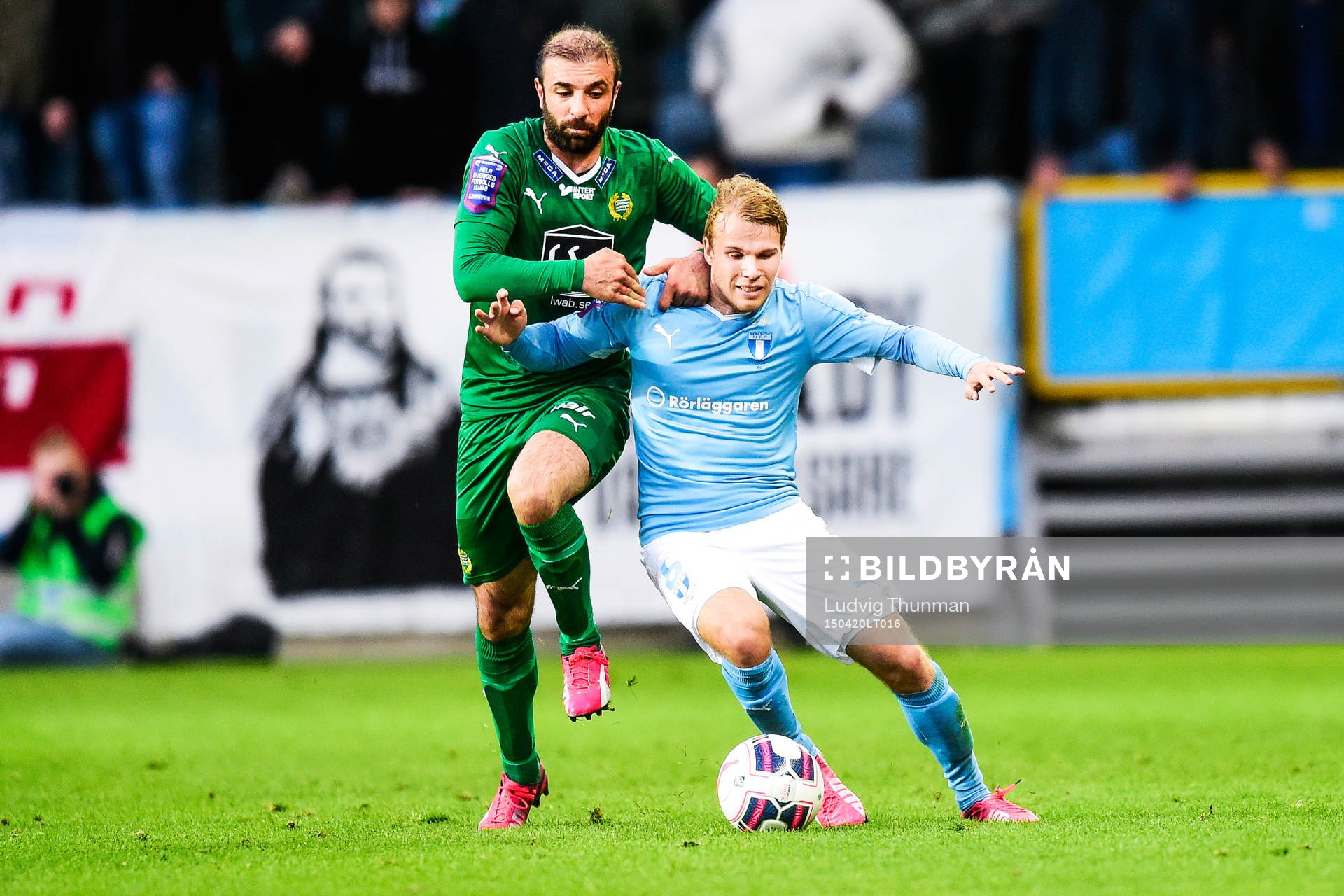 Hammarbys Kennedy Bakircioglu i kamp mot Malmö FFs Oscar Lewicki under fotbollsmatchen i Allsvenskan mellan Malmö FF och Hammarby den 20 april 2015 i Malmö.