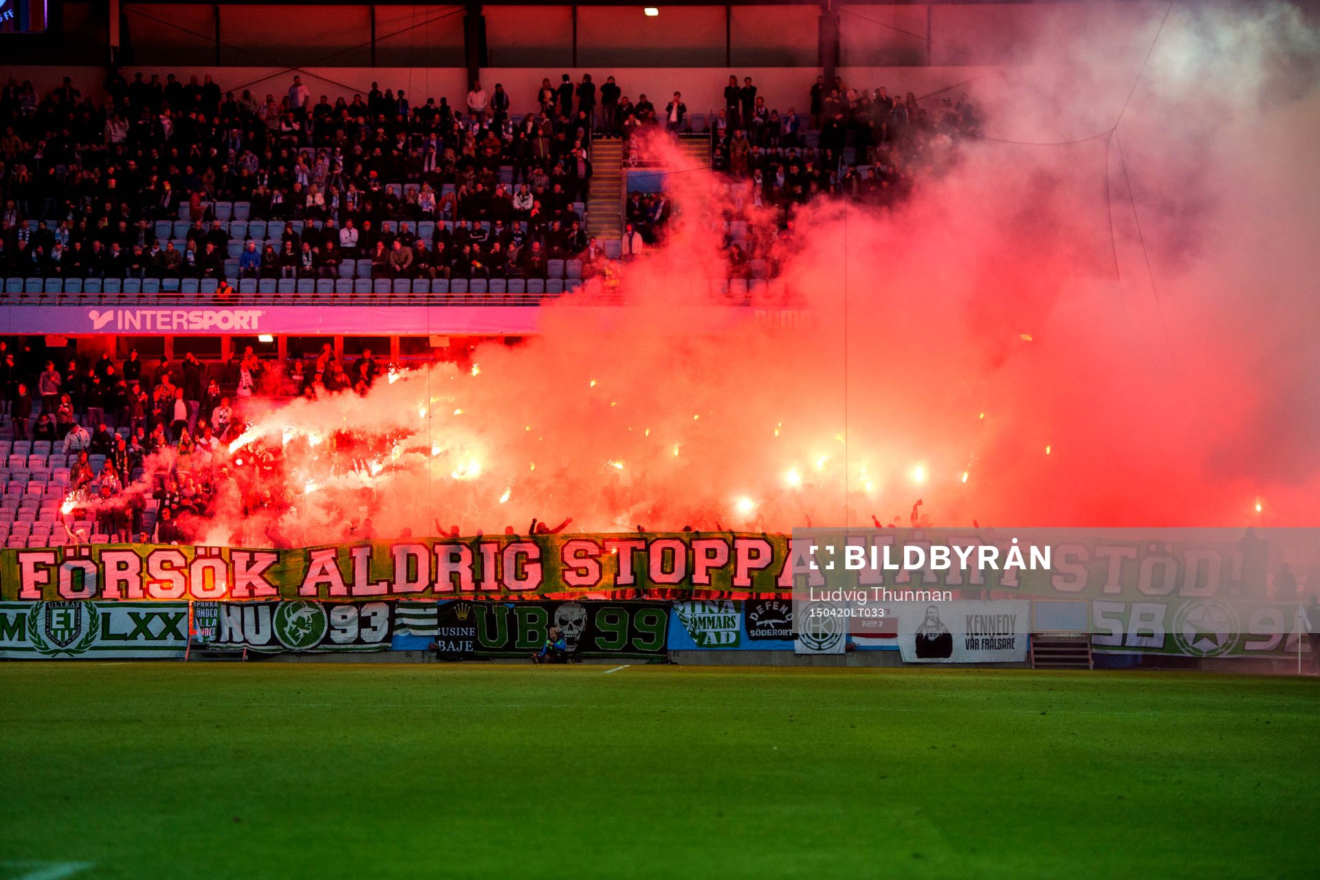 Hammarbyklacken bränner en stor mängd bengaler