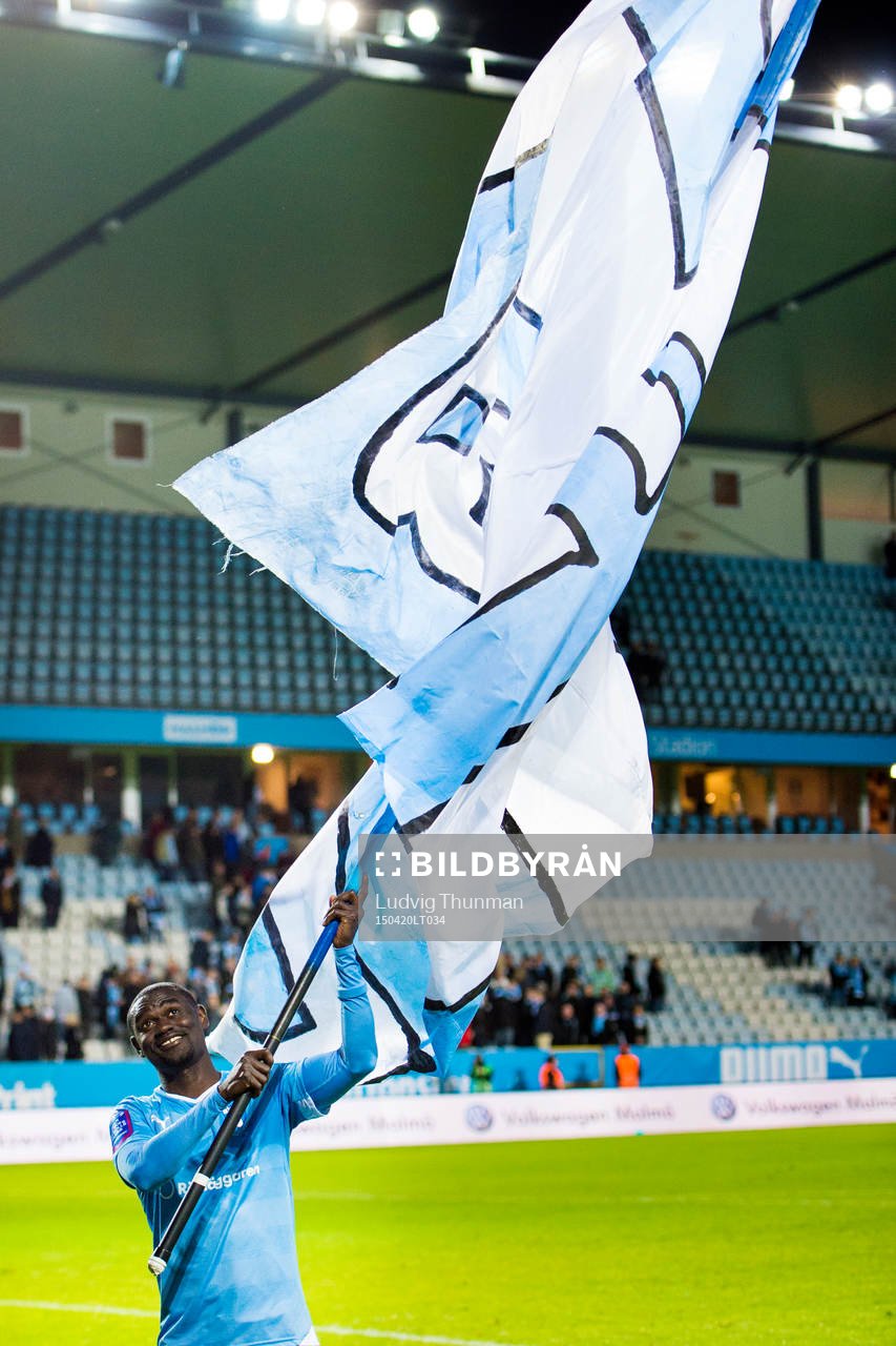 Malmö FFs Enock Kofi Adu med en supporterflagga
