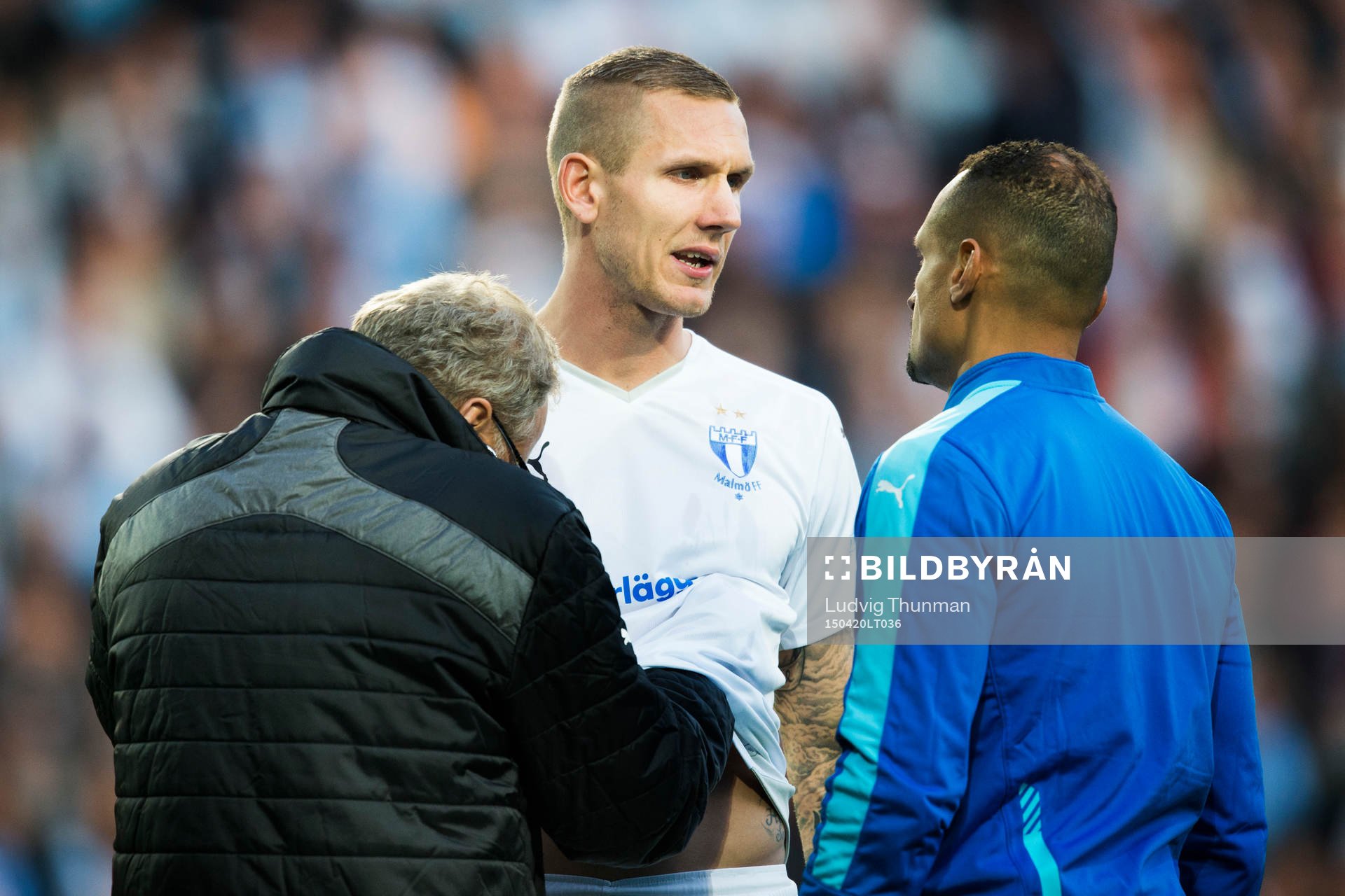 Malmö FFs målvakt Robin Olsen undersöks av läkare Pär