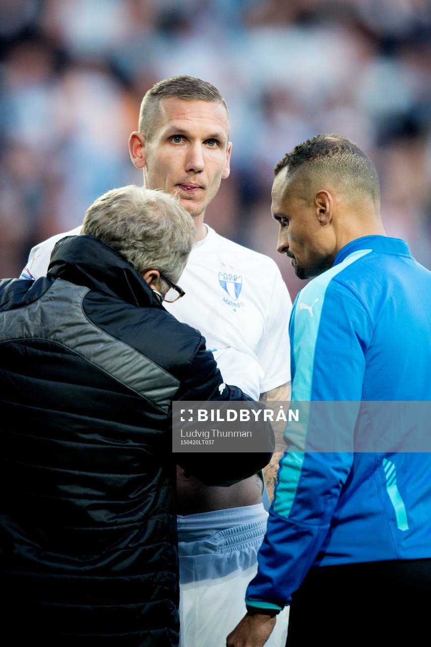 Malmö FFs målvakt Robin Olsen undersöks av läkare Pär
