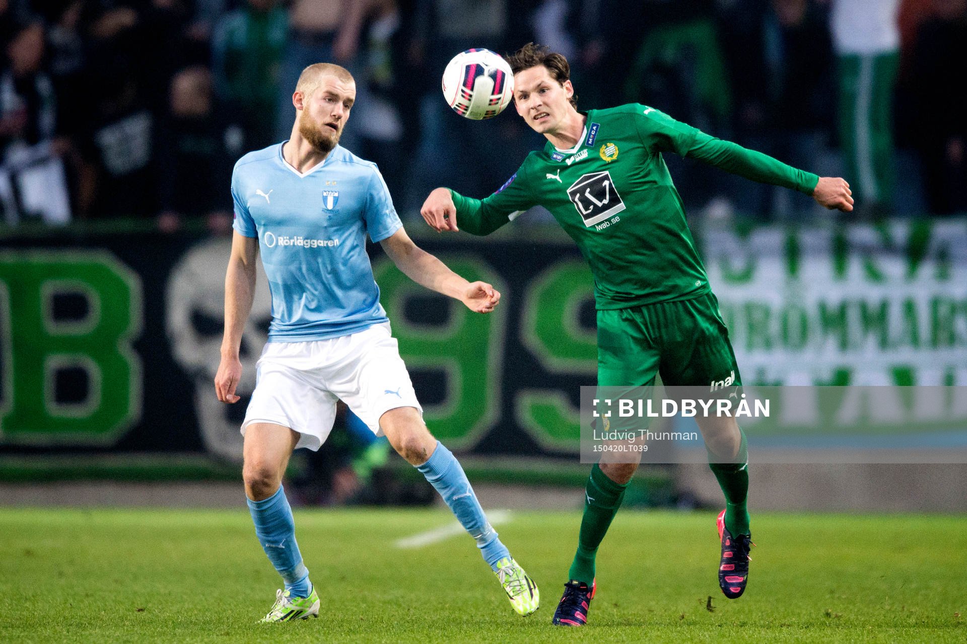 Malmö FFs Filip Helander Hammarbys Linus Hallenius i kamp