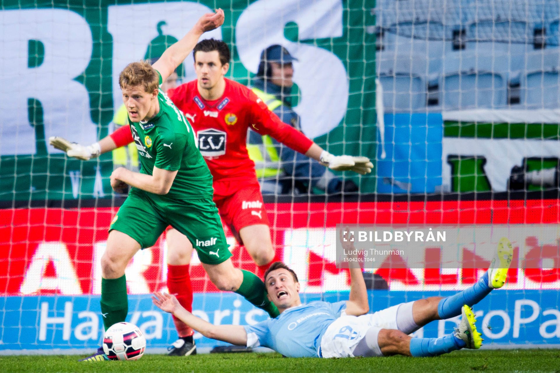 Malmö FFs Magnus Wolff Eikrem fälls i målområdet