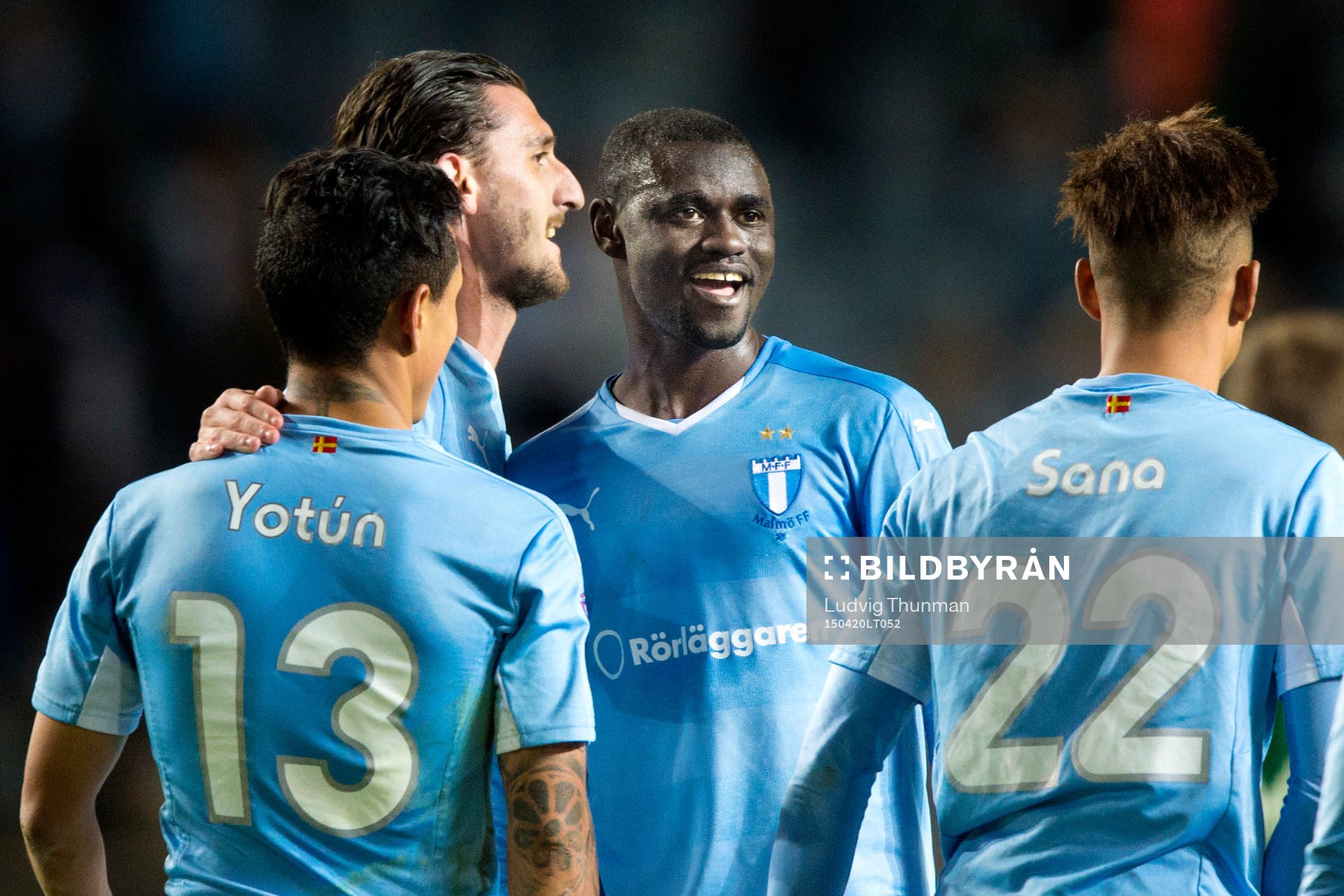 Malmö FFs Enock Kofi Adu firar med lagkamraterna