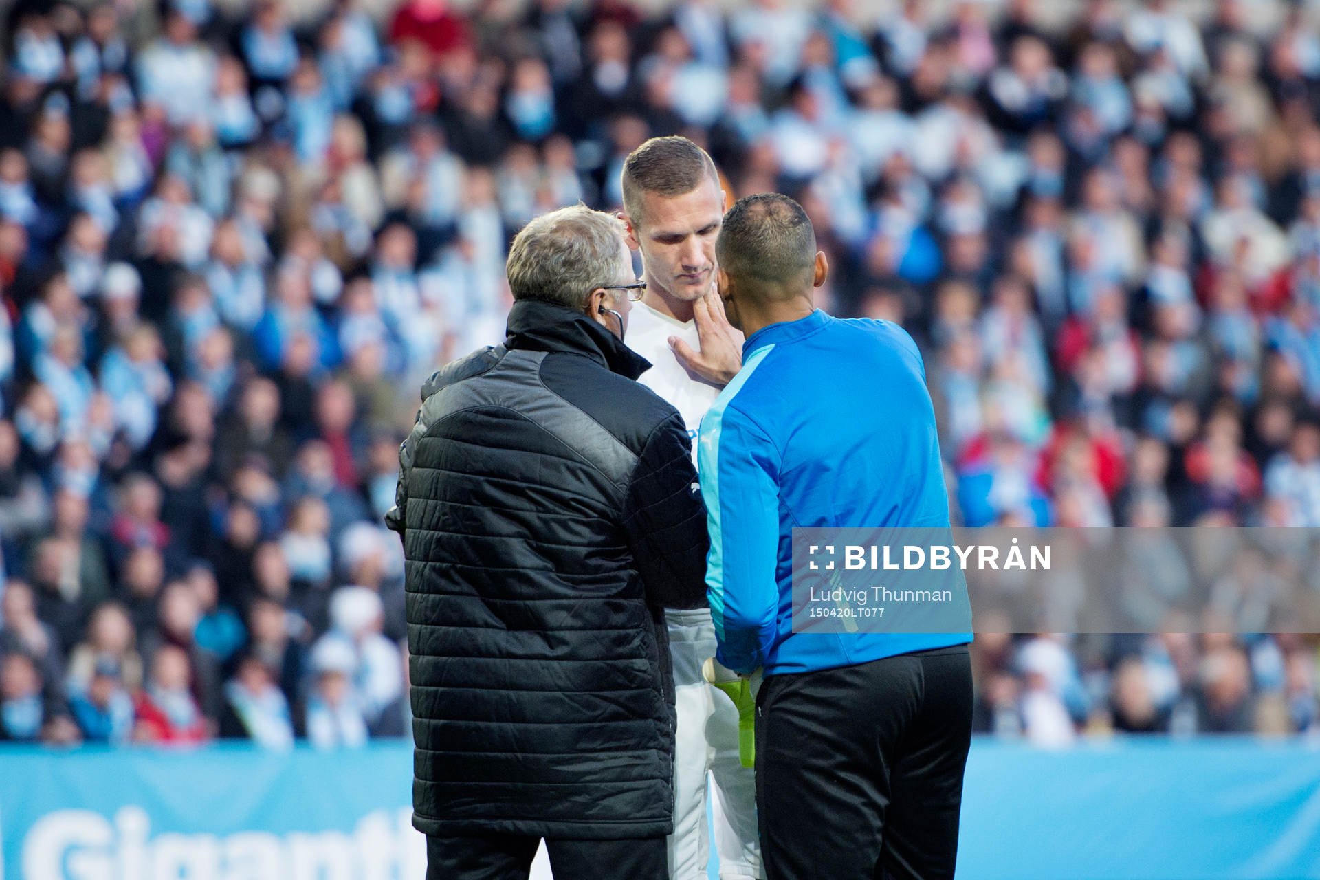 Malmö FFs målvakt Robin Olsen får pulsen och