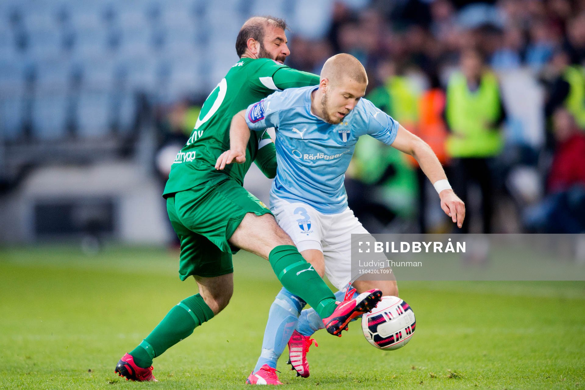 Hammarbys Kennedy Bakircioglu jagar Malmö FFs Anton