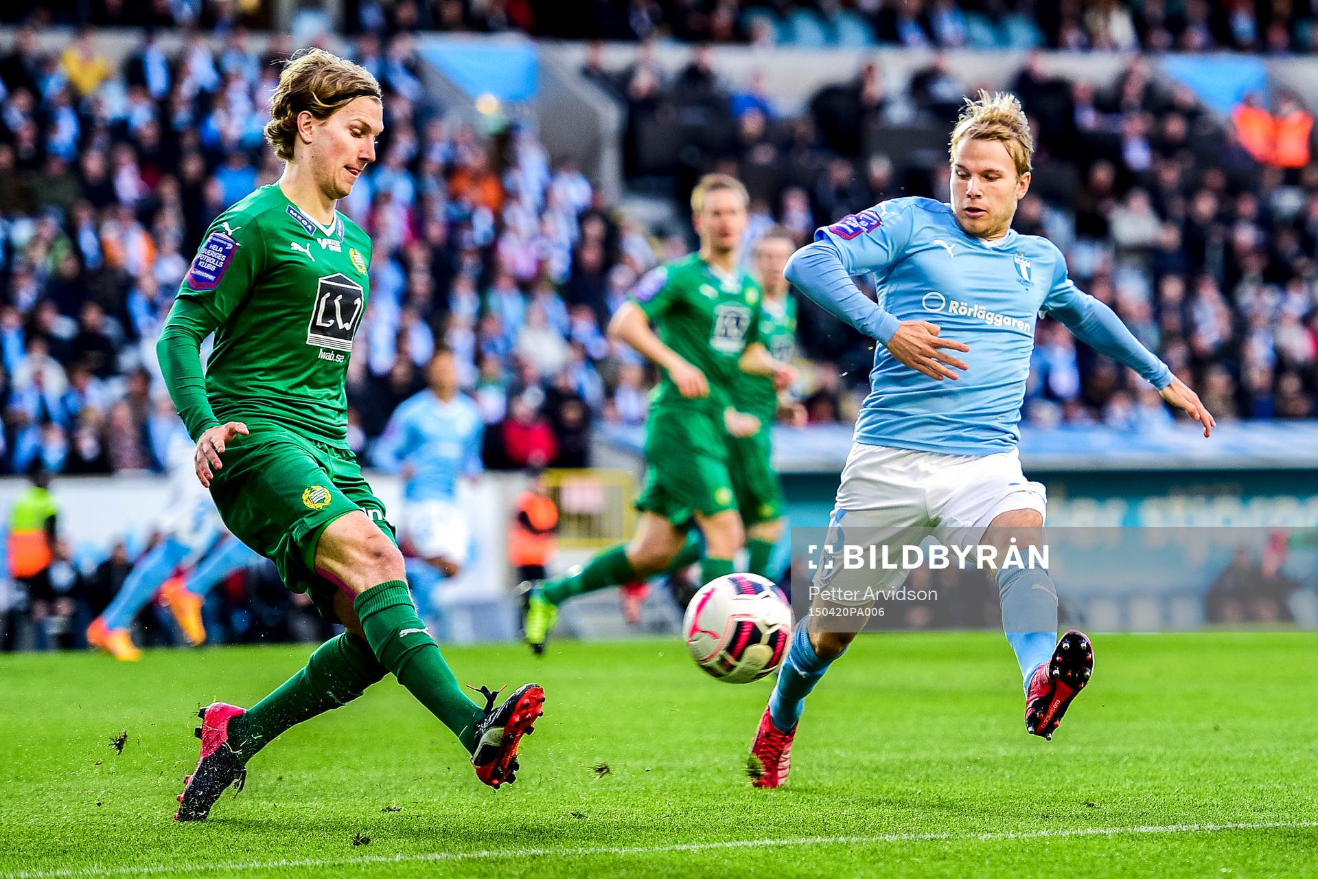 Hammarbys Oliver Silverholt och Malmö FFs Oscar Lewicki under fotbollsmatchen i Allsvenskan mellan Malmö FF och Hammarby den 20 april 2015 i Malmö.