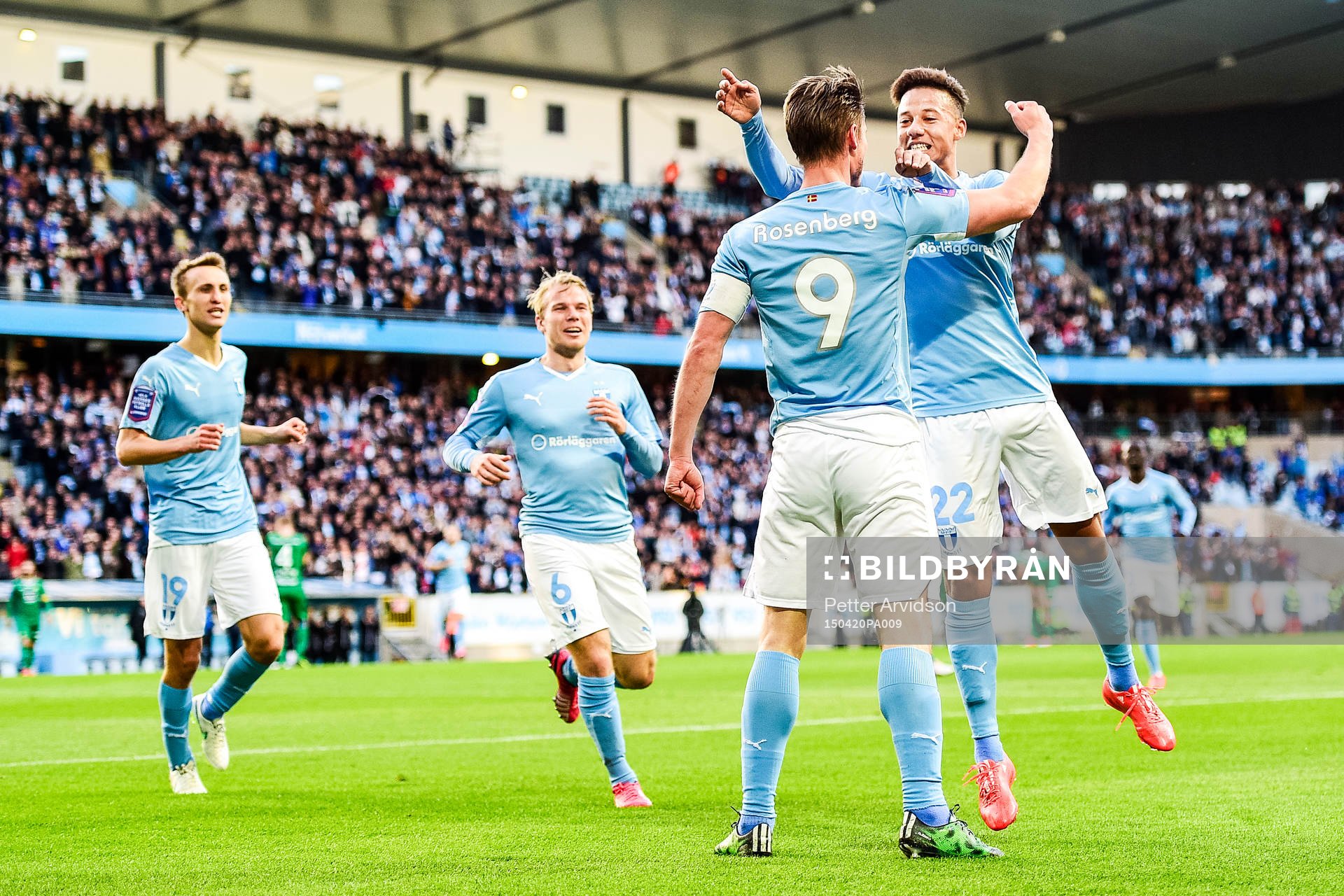 Malmö FFs Tobias Sana omfamnar Markus Rosenberg