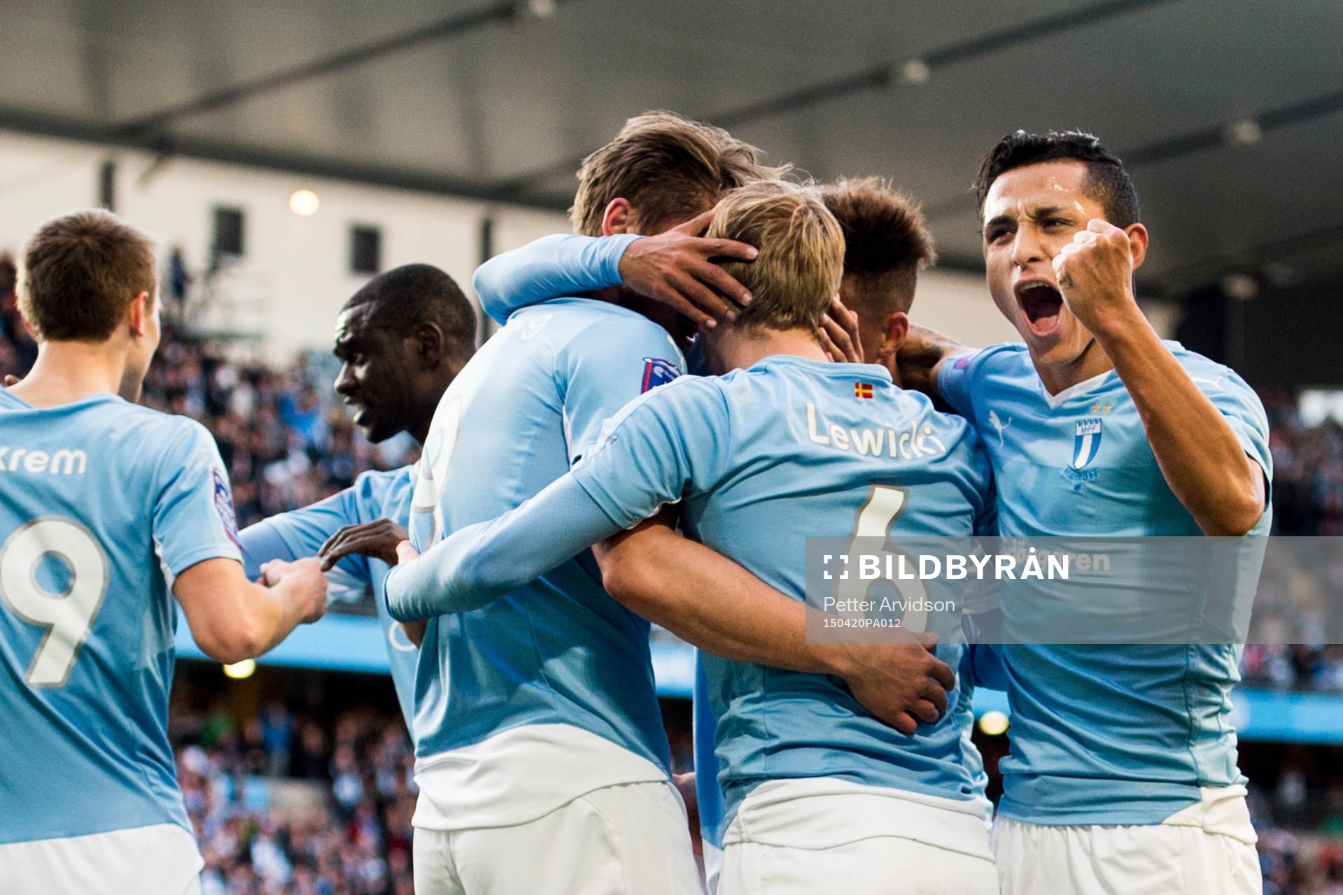 Malmö FFs spelare med Victor Yoshimar Yotun Flores (th) jublar efter 1-0 genom Markus Rosenberg under fotbollsmatchen i Allsvenskan mellan Malmö FF och Hammarby den 20 april 2015 i Malmö.
