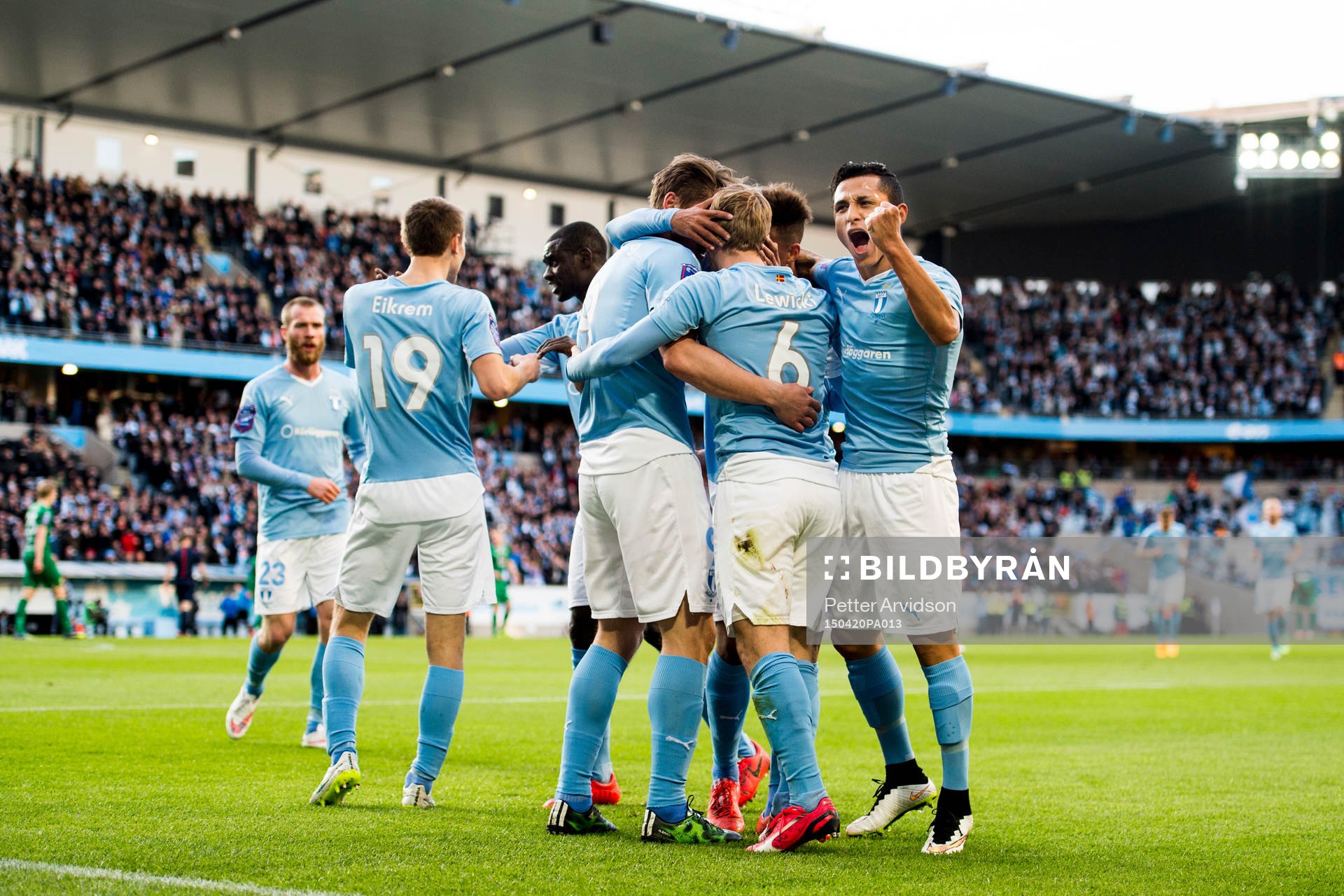 Malmö FFs spelare med Victor Yoshimar Yotun Flores (th) jublar efter 1-0 genom Markus Rosenberg under fotbollsmatchen i Allsvenskan mellan Malmö FF och Hammarby den 20 april 2015 i Malmö.