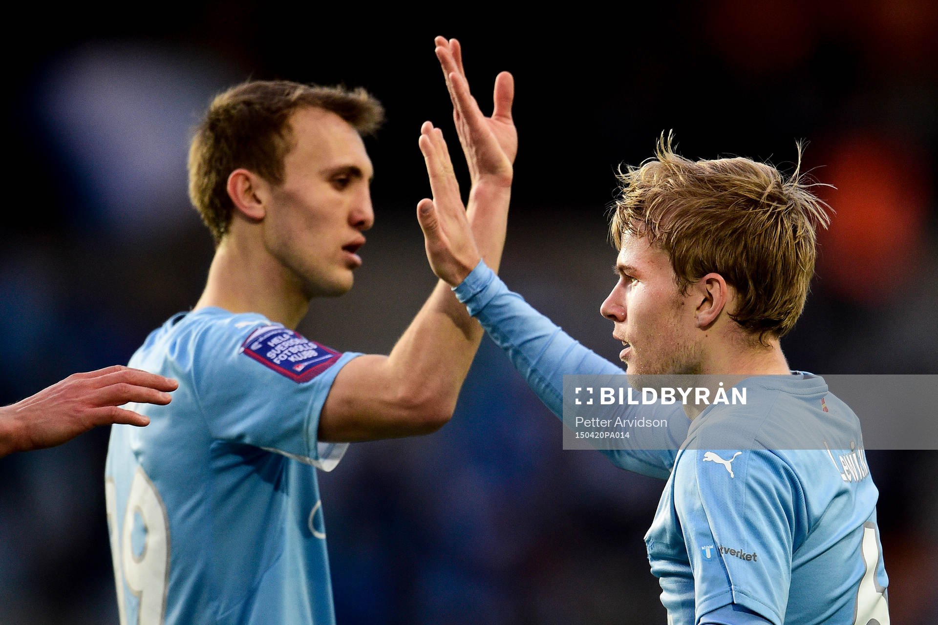 Malmö FFs Oscar Lewicki gör highfive