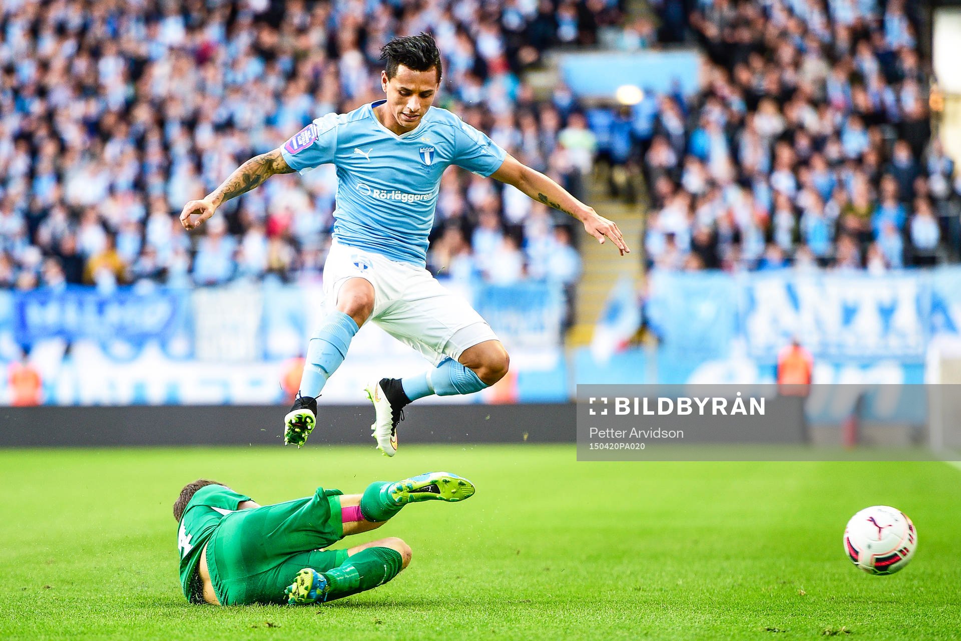 Malmö FFs Victor Yoshimar Yotun Flores hoppar över