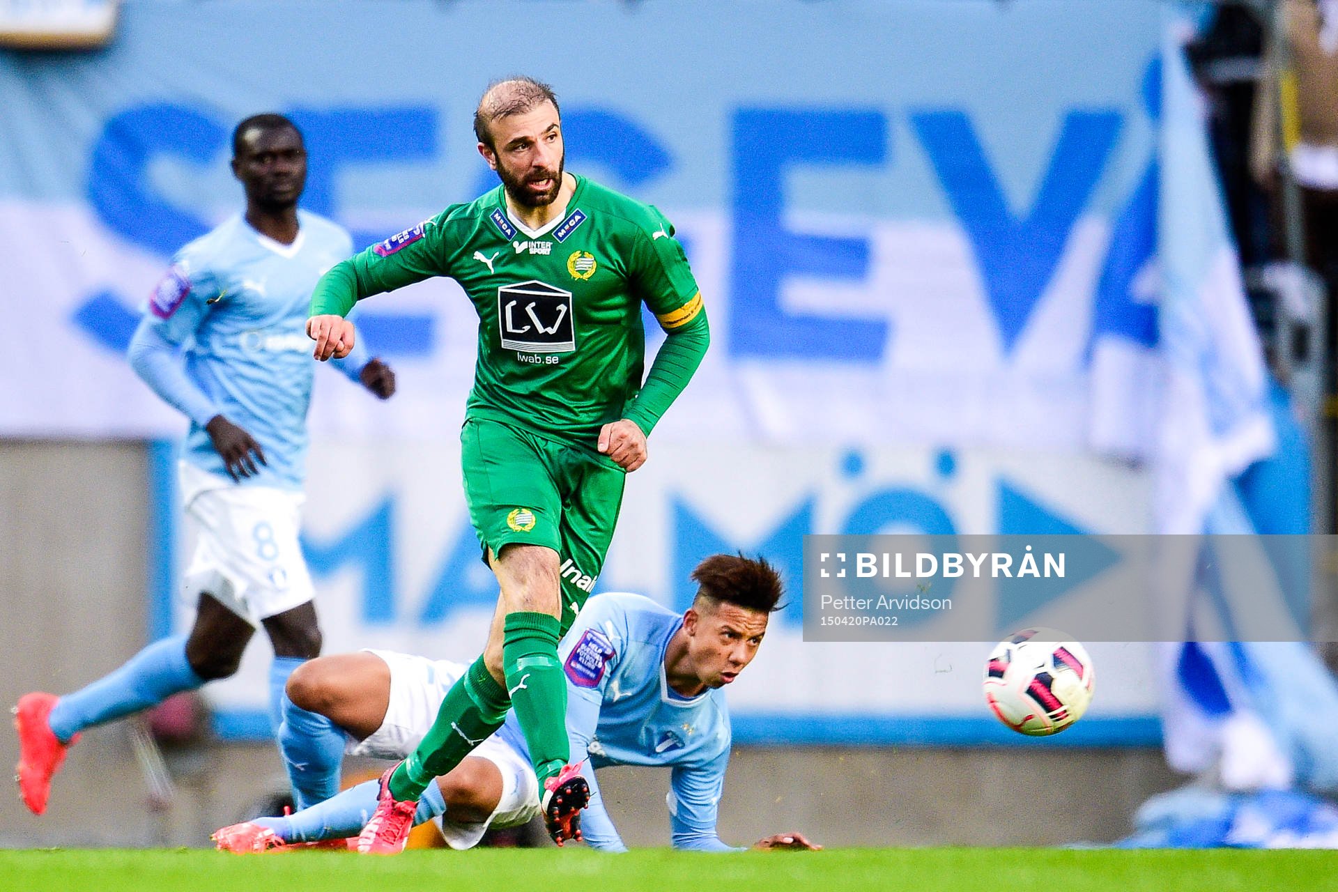 Hammarbys Kennedy Bakircioglu tar sig förbi en liggandes