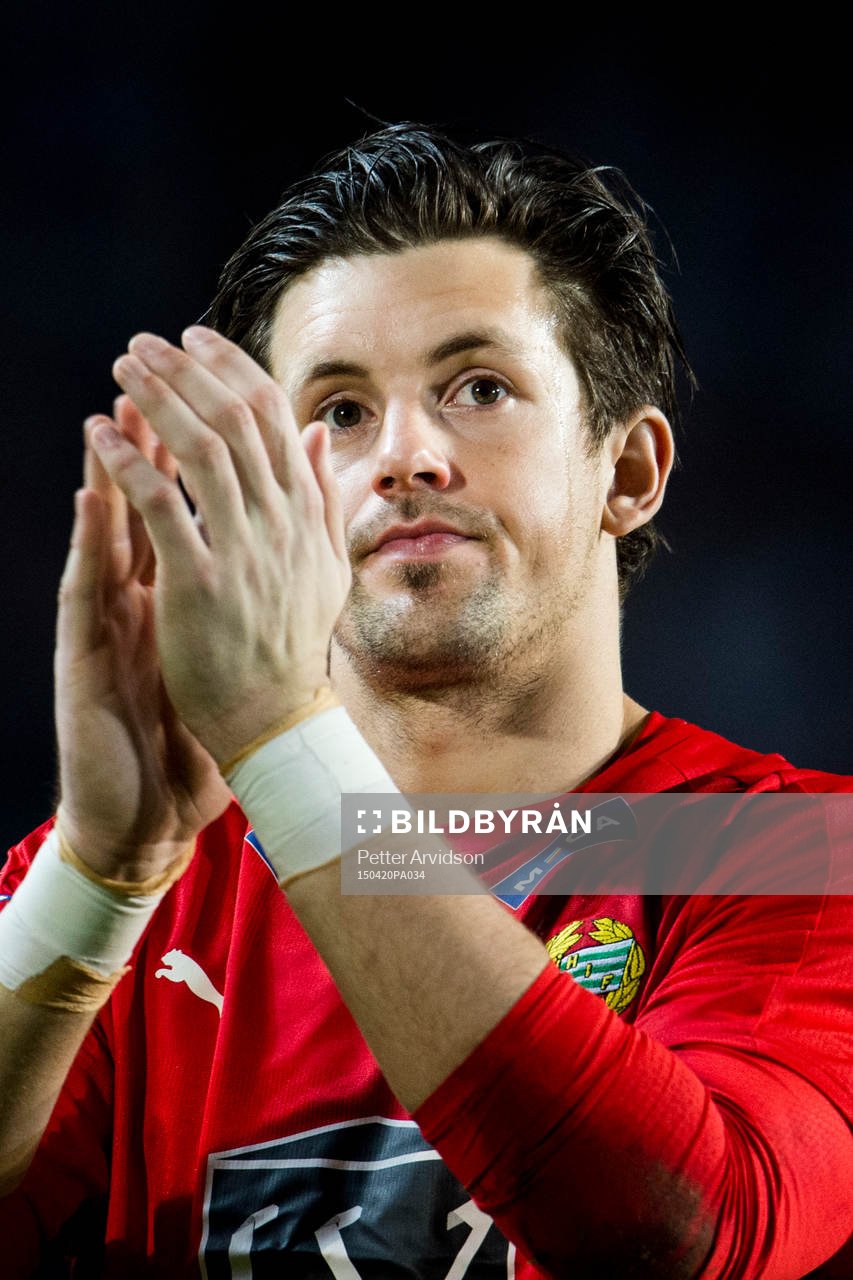 Hammarbys målvakt Johannes Hopf tackar publiken