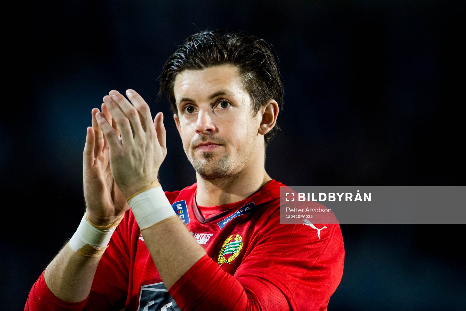 Hammarbys målvakt Johannes Hopf tackar publiken