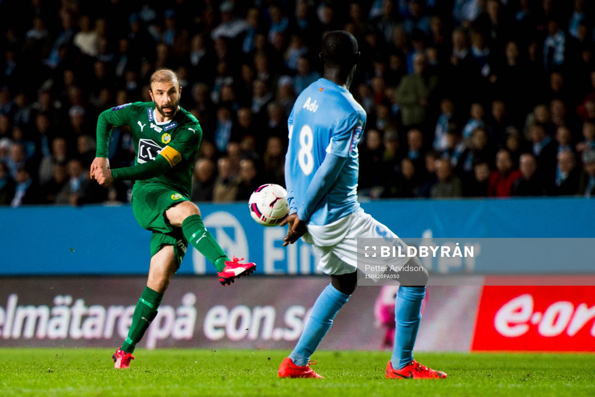 Hammarbys Kennedy Bakircioglu skjuter och Malmö FFs Enock Kofi Adu försöker täcka under fotbollsmatchen i Allsvenskan mellan Malmö FF och Hammarby den 20 april 2015 i Malmö.