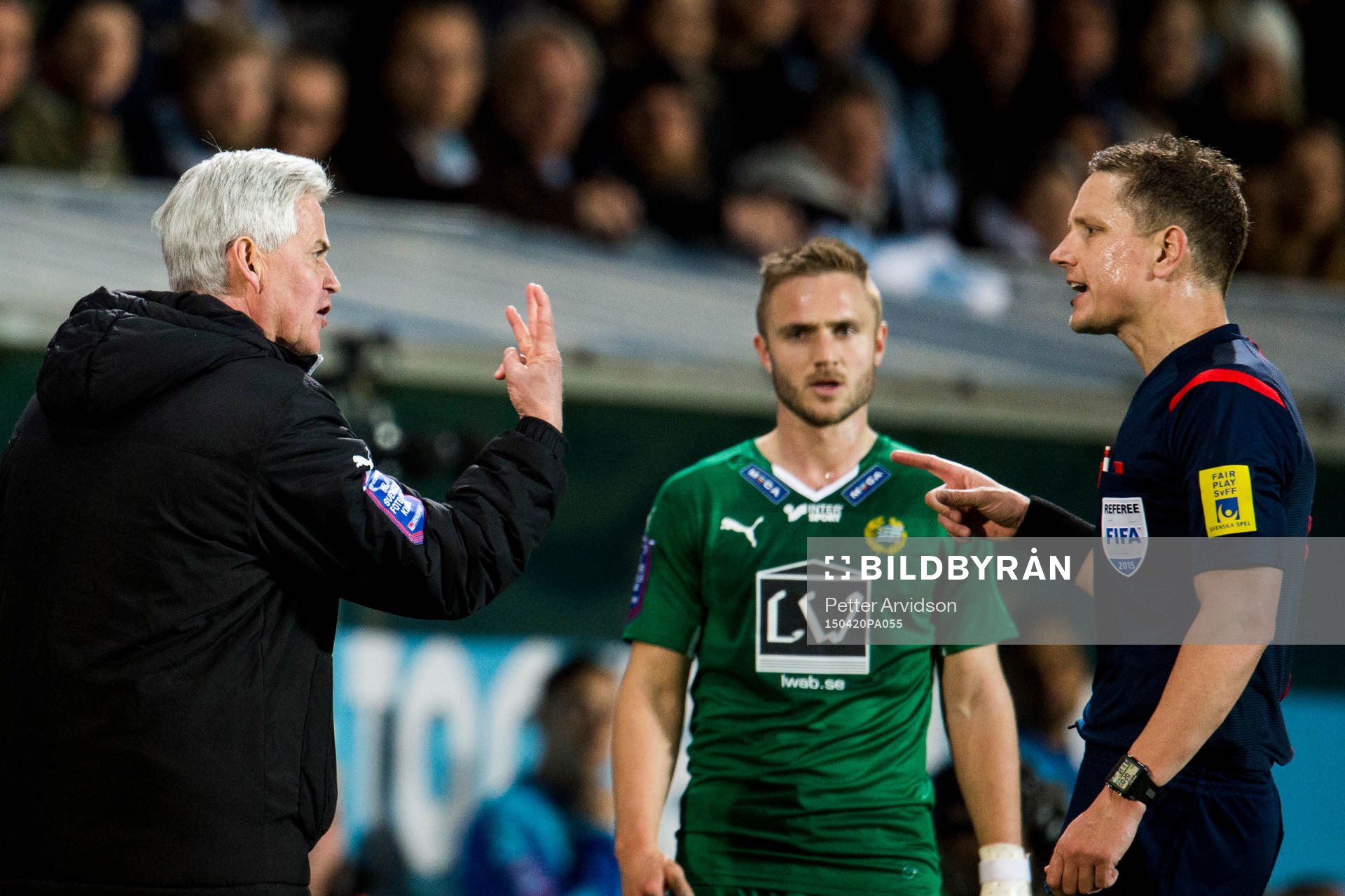 Hammarbys tränare Nanne Bergstrand i samtal med domare