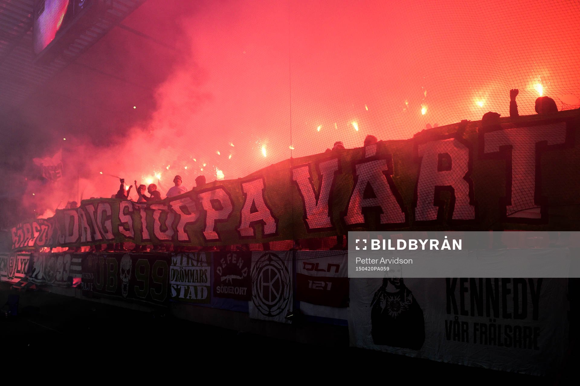 Hammarbys supportrar bränner bengaler