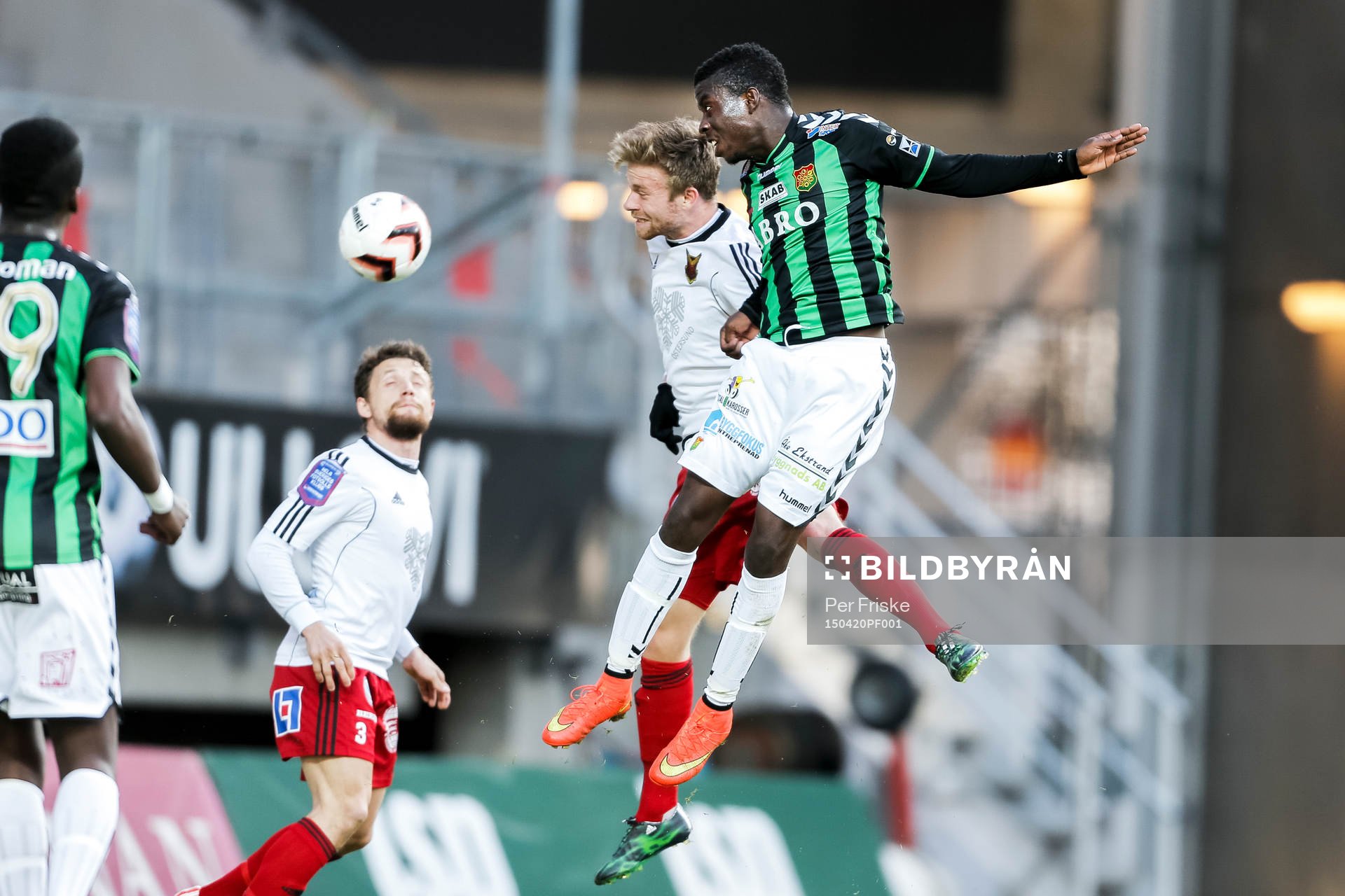 Östersunds Kujtim Bala och Gais Kieron Cadogan i en