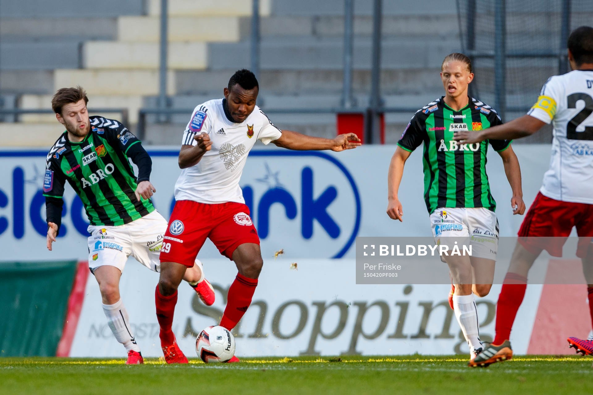 Gais Johan Lundgren och Östersunds Michael Junior Omoh i