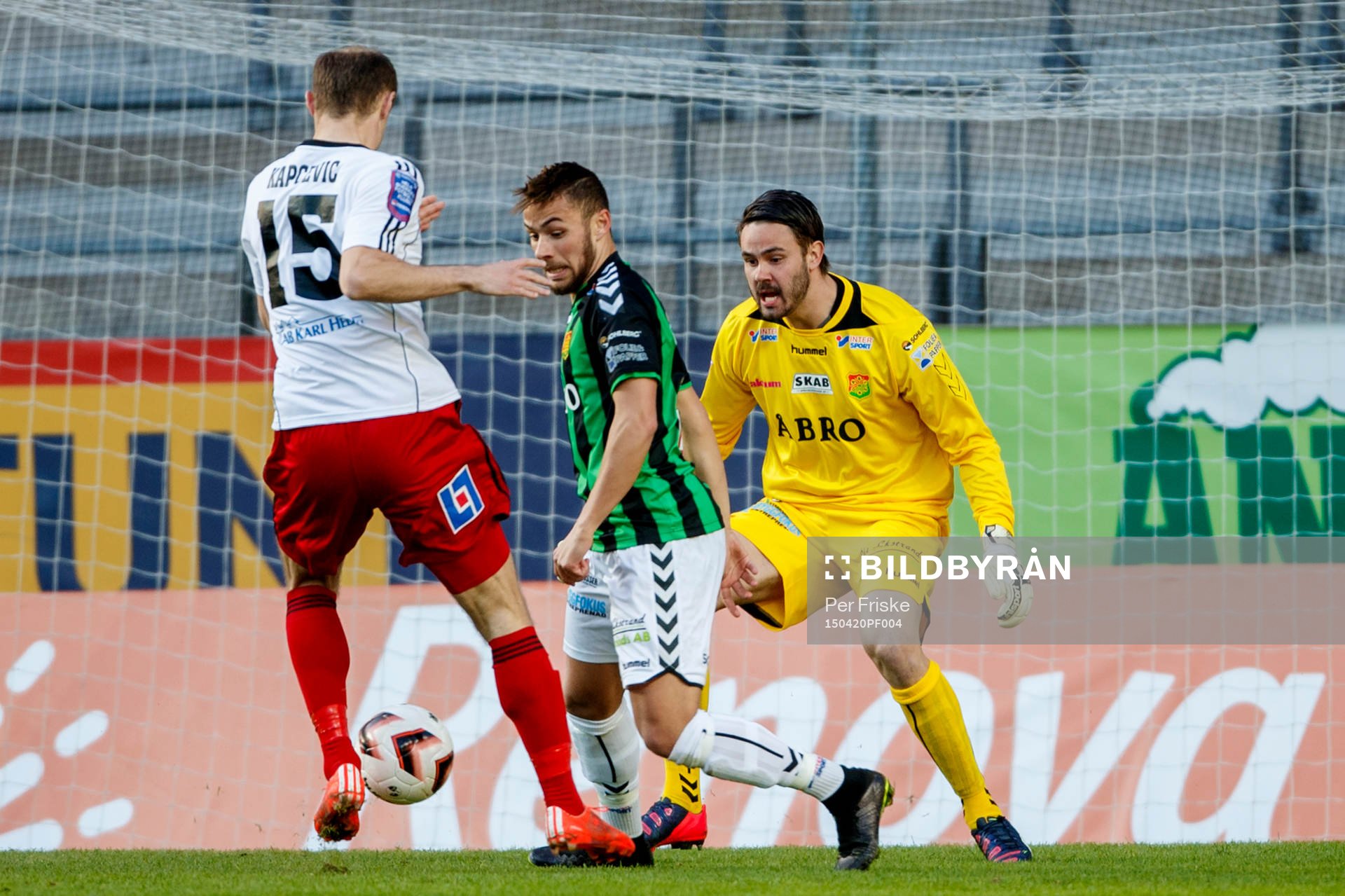 Östersunds Dragan Kapcevic med bollen framför Gais