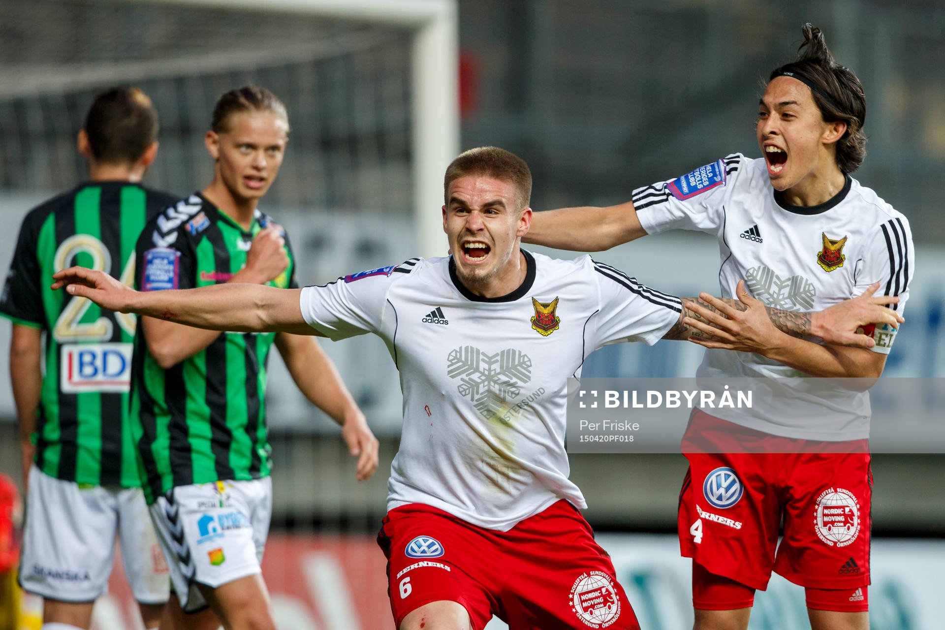 Östersunds Douglas Bergqvist och Sebastian Lundbäck jublar