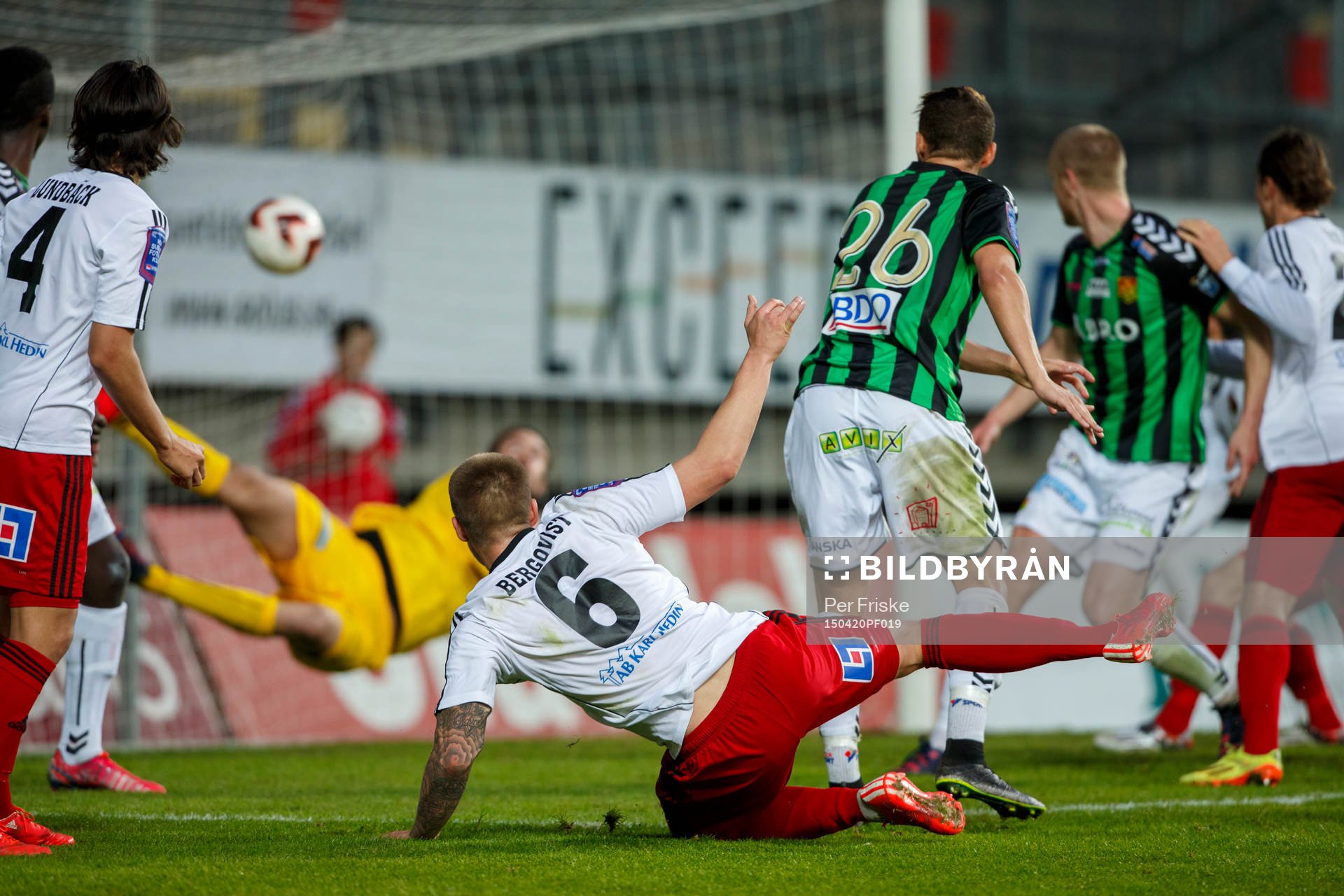 Östersunds Douglas Bergqvist gör 0-1 bakom Gais målvakt