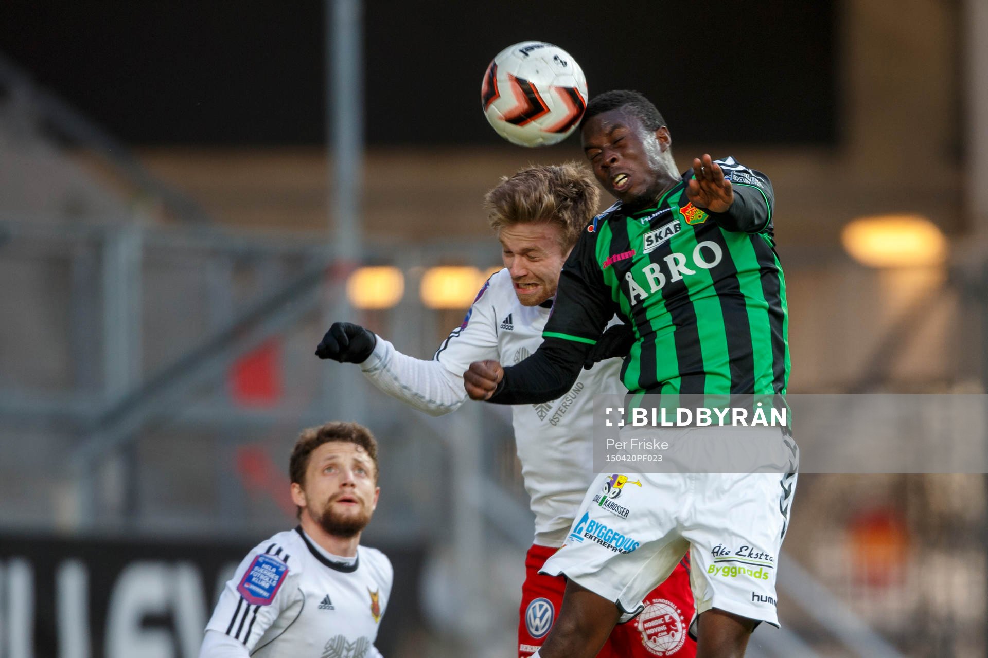 Östersunds Dennis Widegren och Gais Kieron Cadogan