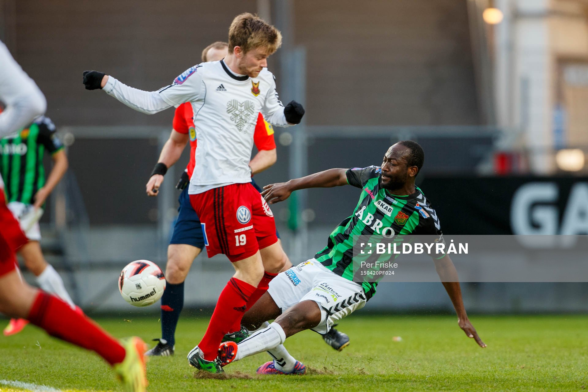 Östersunds Dennis Widegren och Gais Reuben Ayarna under fotbollsmatchen i Superettan mellan Gais och Östersund den 20 april 2015 i Göteborg.